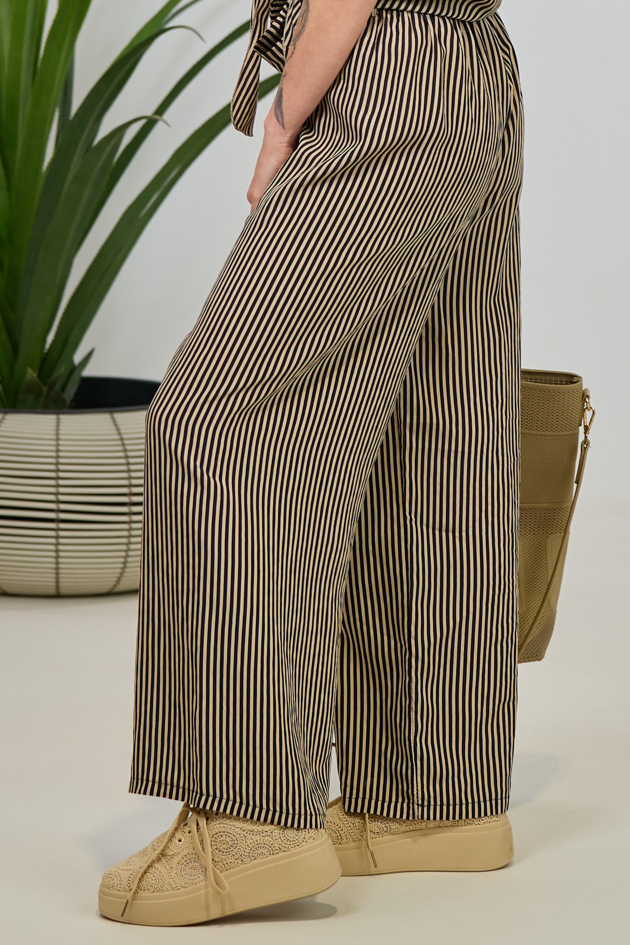 gestreifte Hose, schwarz-taupe