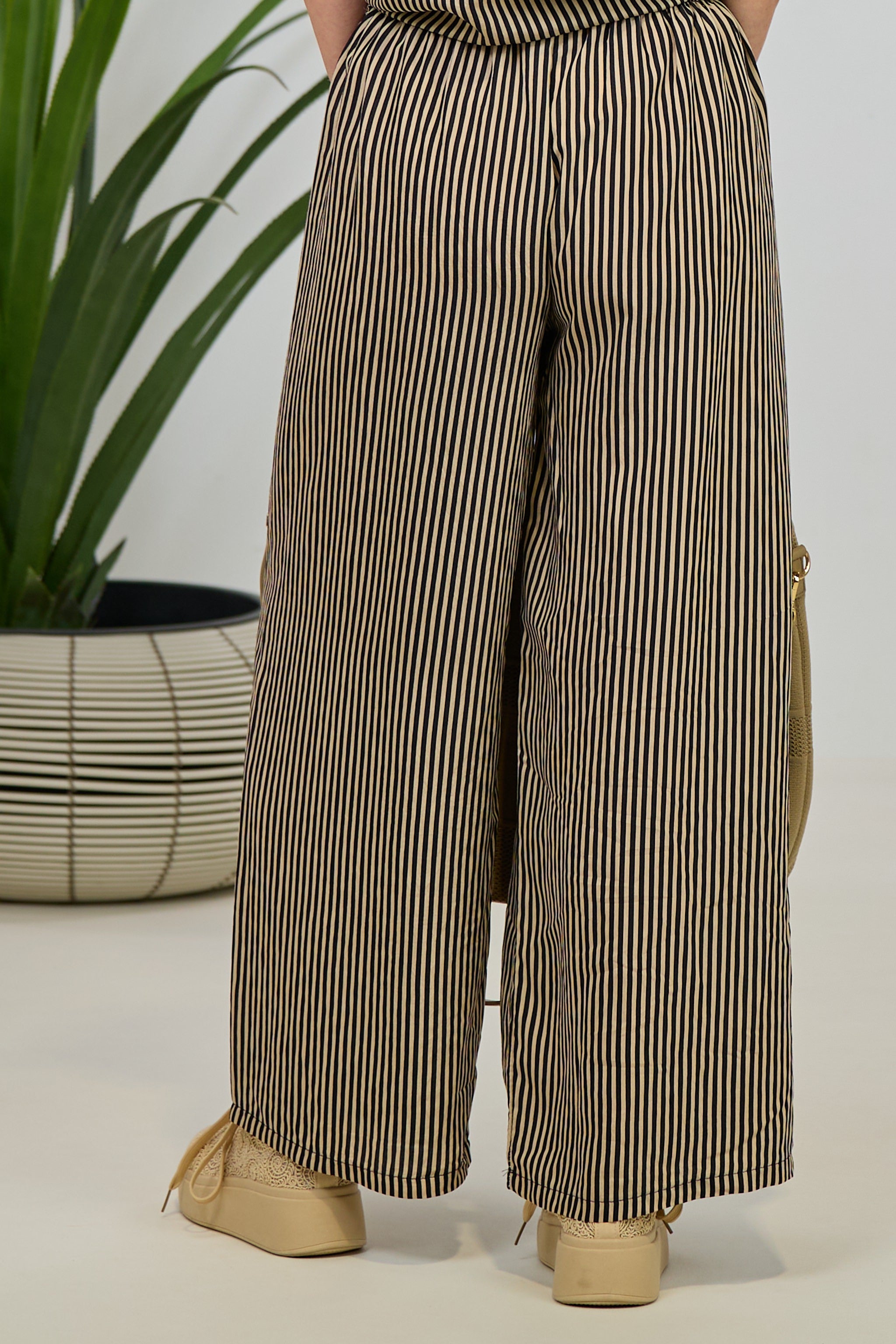 gestreifte Hose, schwarz-taupe