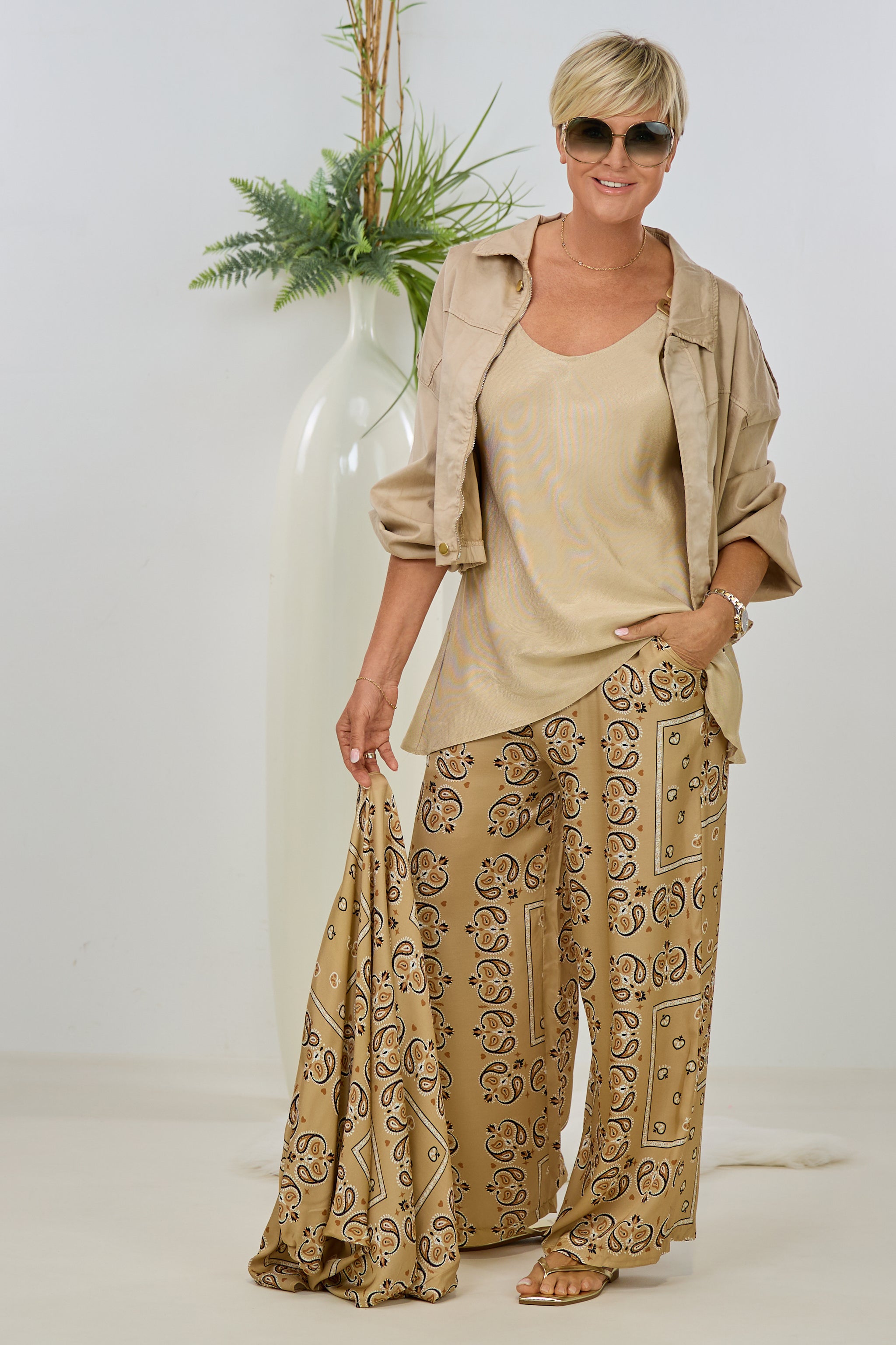 Seidige Stoffhose mit Fantasy-Muster, taupe-braun