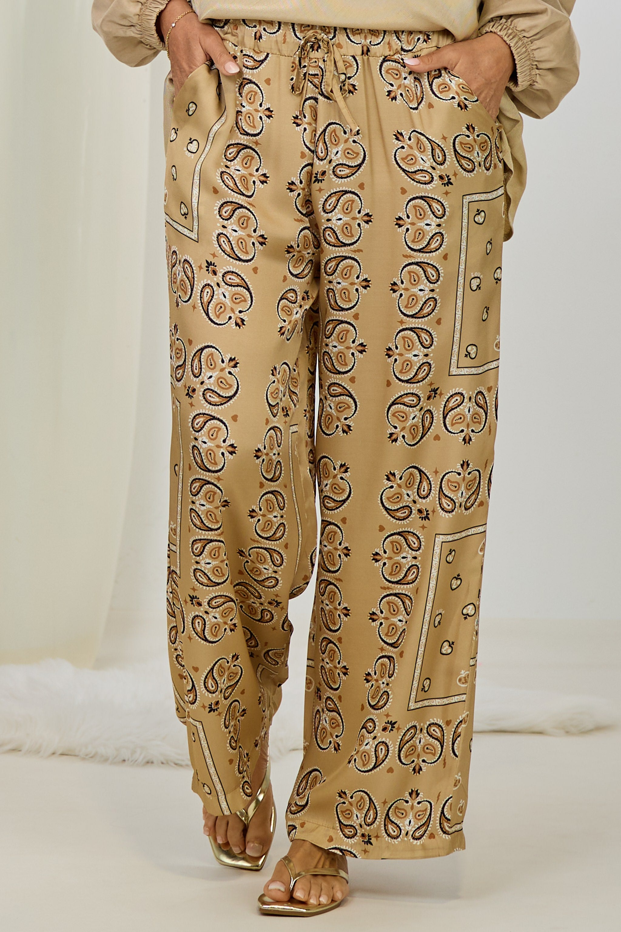 Seidige Stoffhose mit Fantasy-Muster, taupe-braun