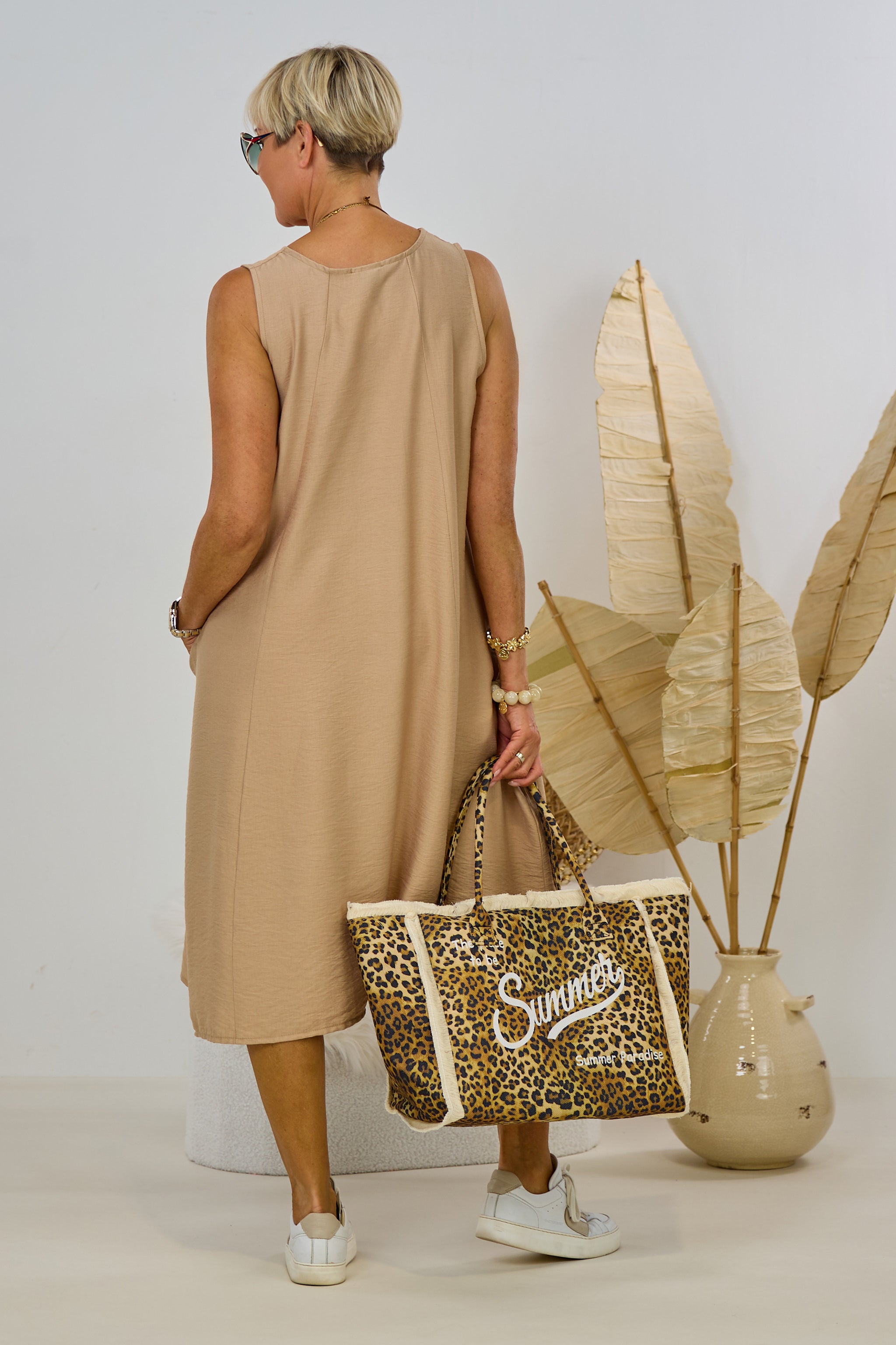 luftiges Kleid mit Kette, light camel