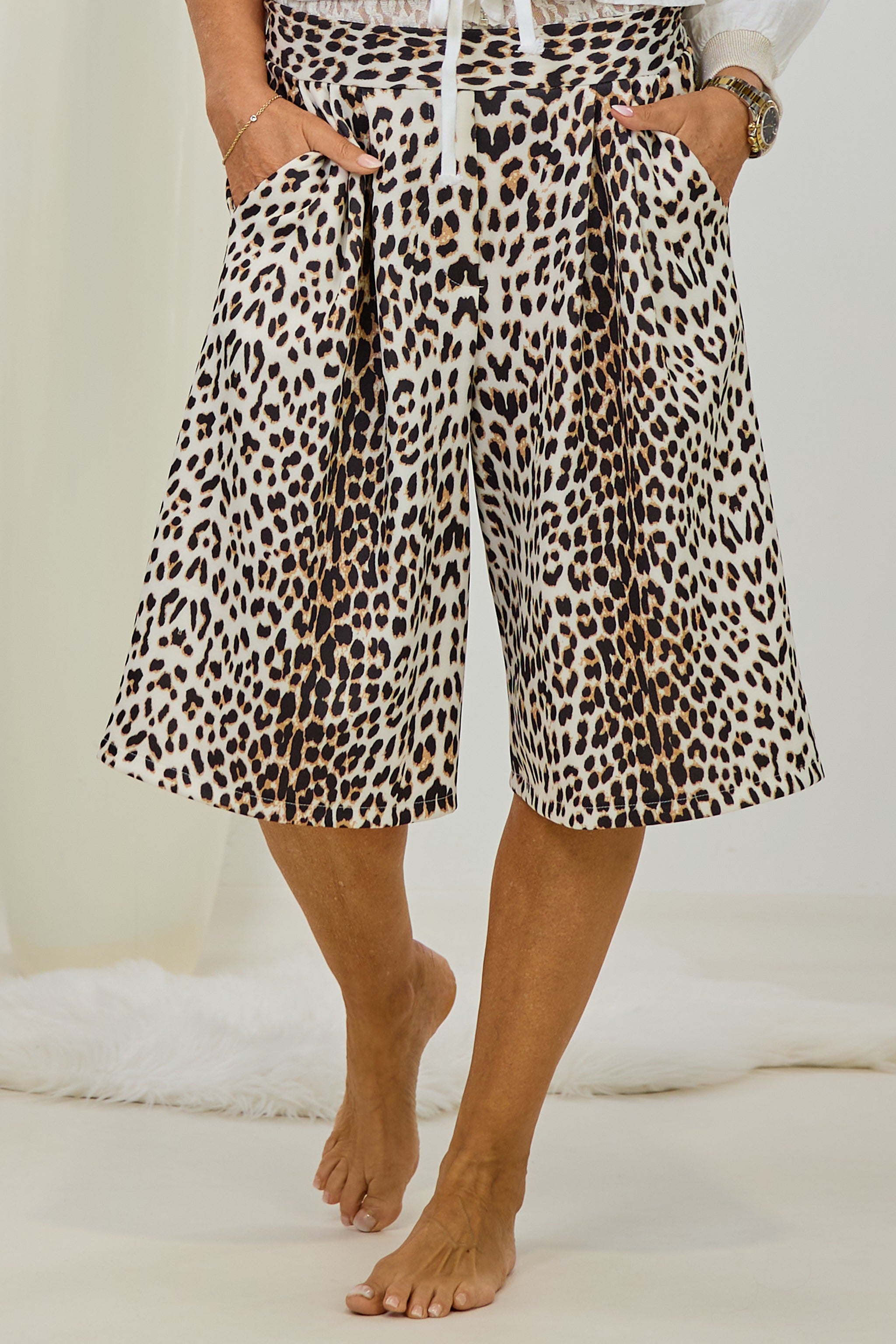 kurzer Hosenrock mit Bundfalten im Leo-Design, schwarz-creme