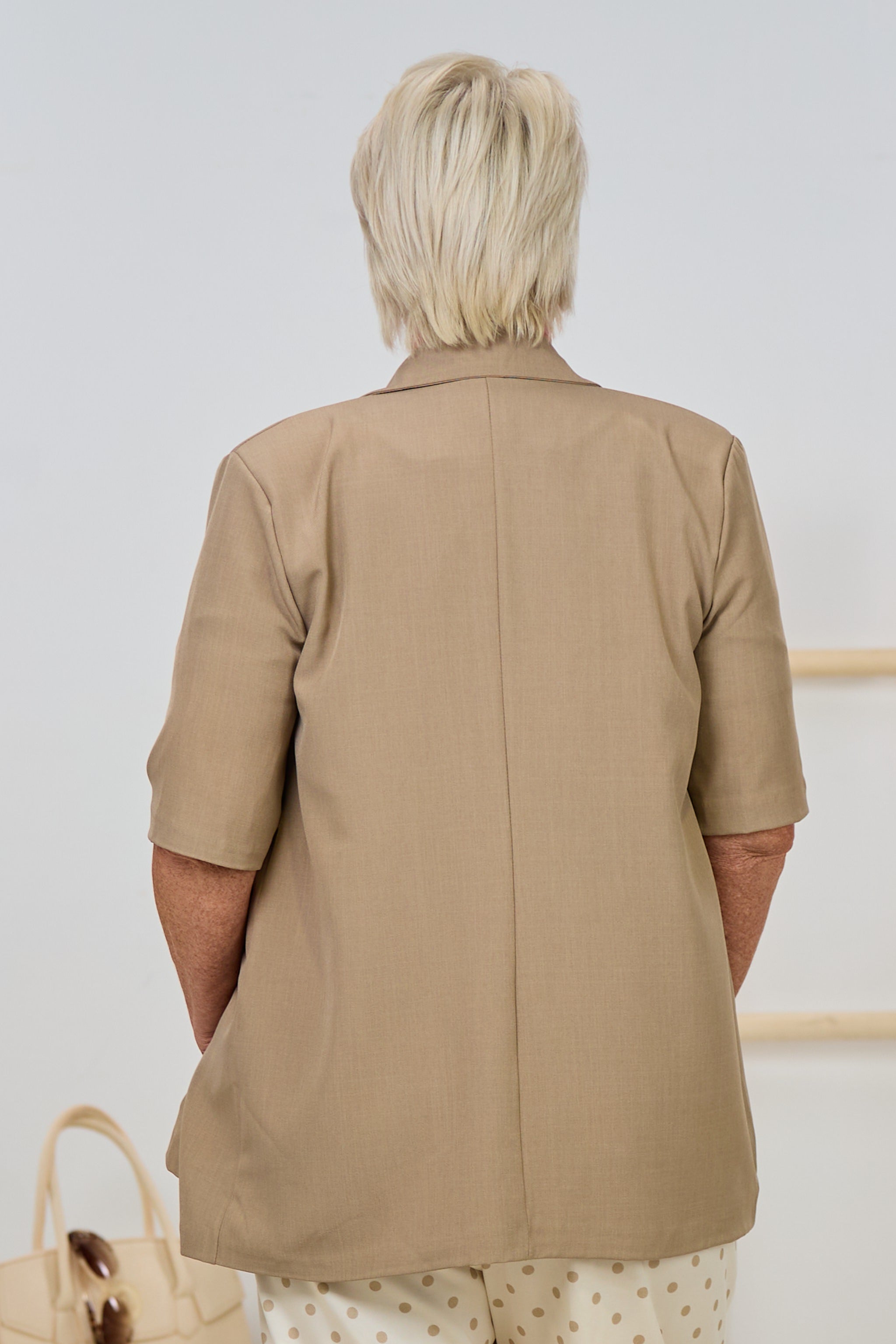 Langer Kurzarm-Blazer mit breitem Revers, taupe