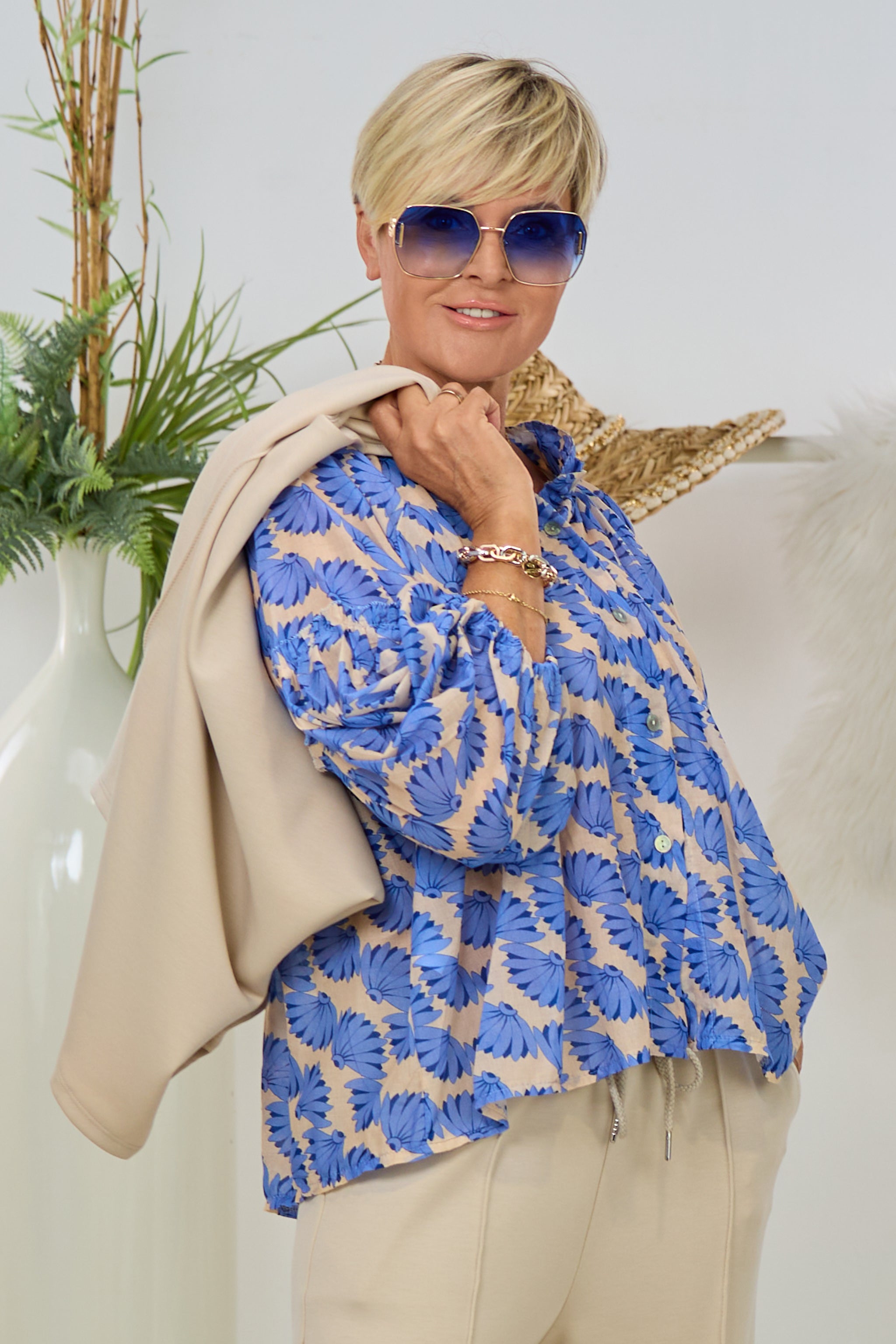 Leichte Bluse mit Rüsche am Ausschnitt, blau-beige