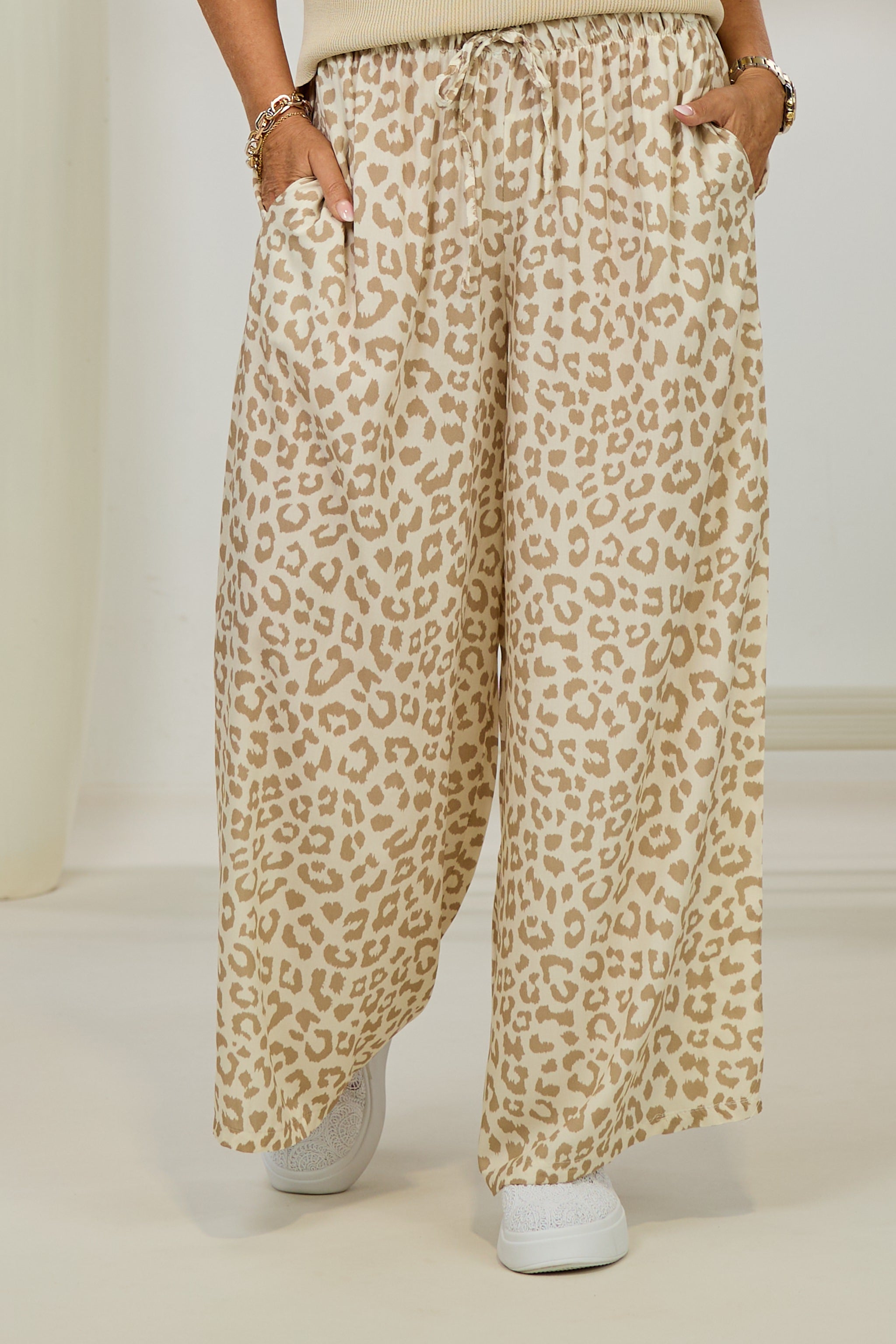 Sommerhose im Leo-Design, beige-taupe-leo