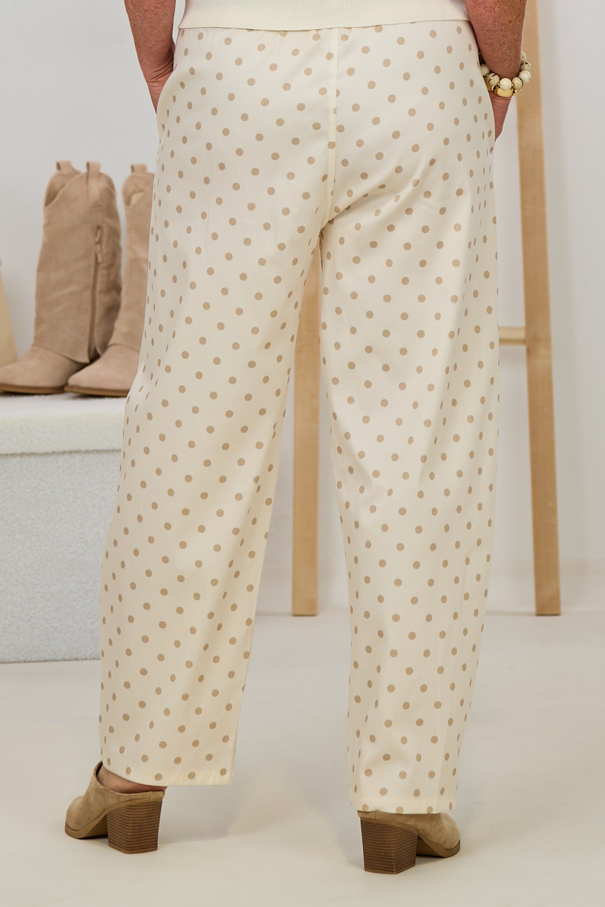 Gepunktete Hose mit Gürtel, hellbeige-taupe