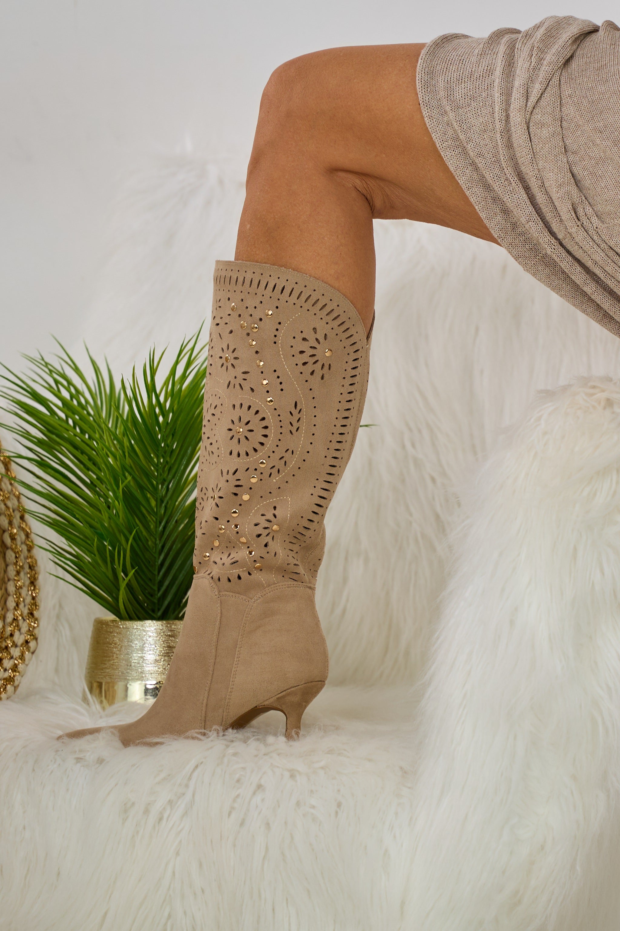 Stiefel mit Cut-Outs und Nieten, hellbraun