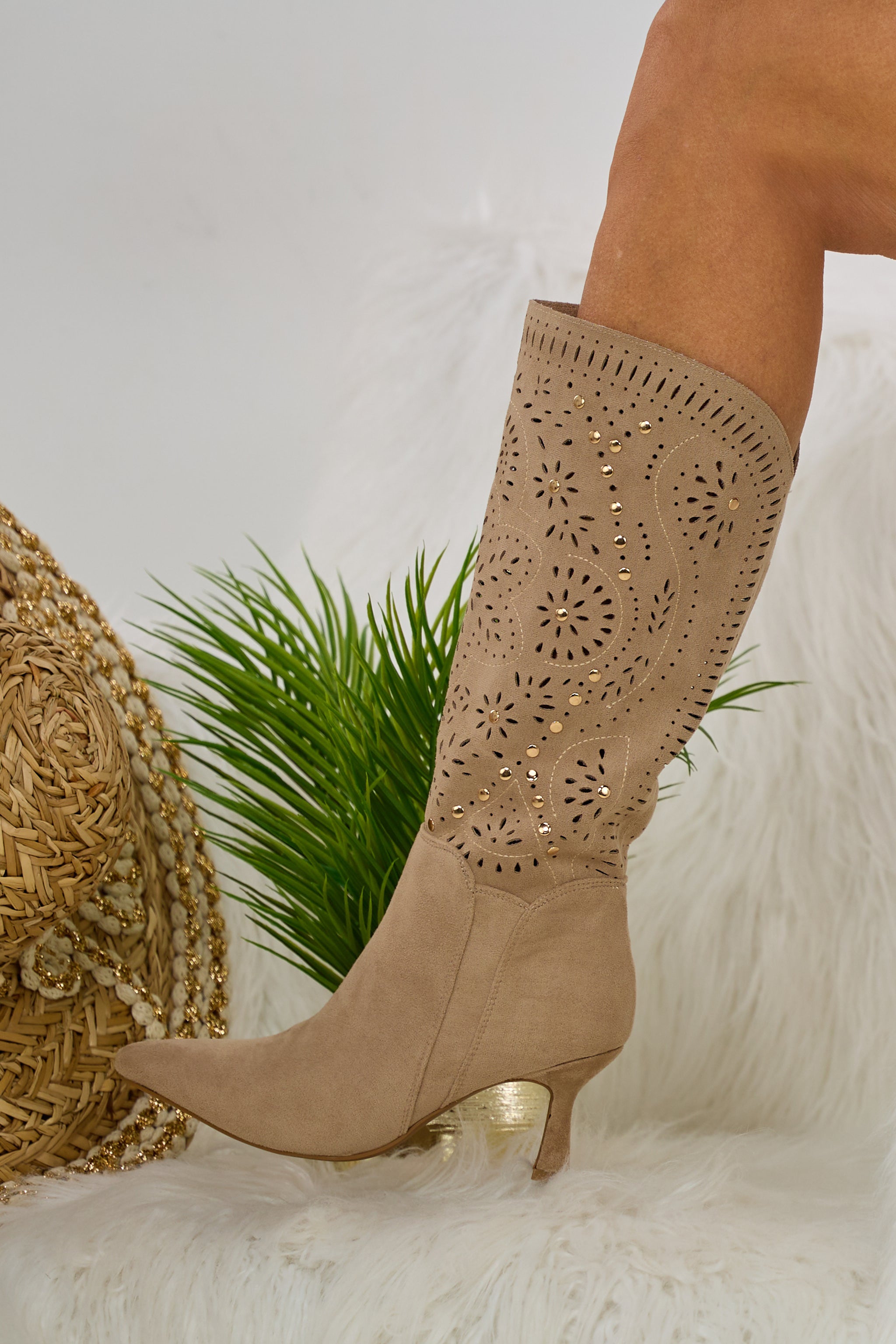 Stiefel mit Cut-Outs und Nieten, hellbraun