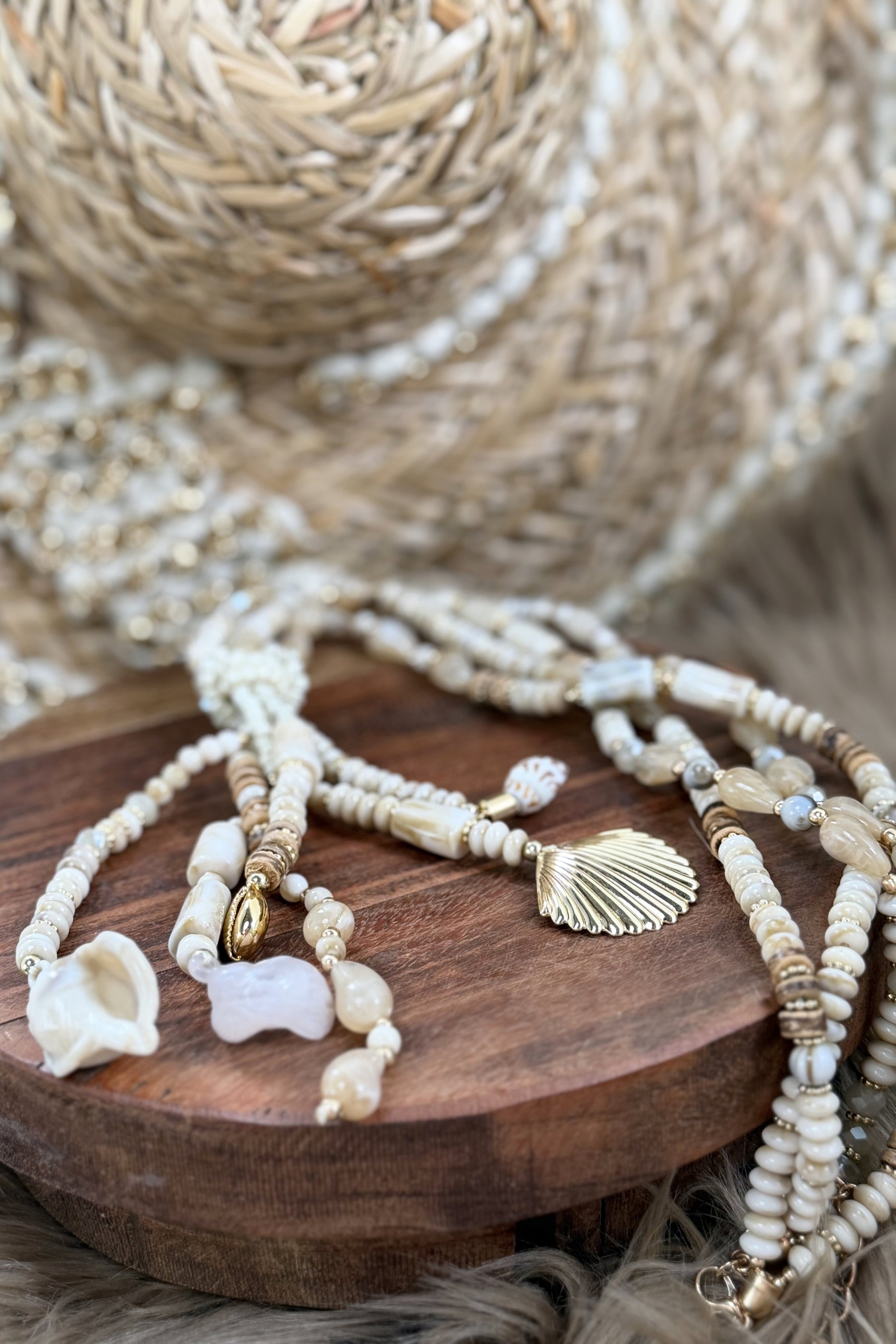 Doppelte, lange Kette mit vielen Elementen, perlmutt-beige