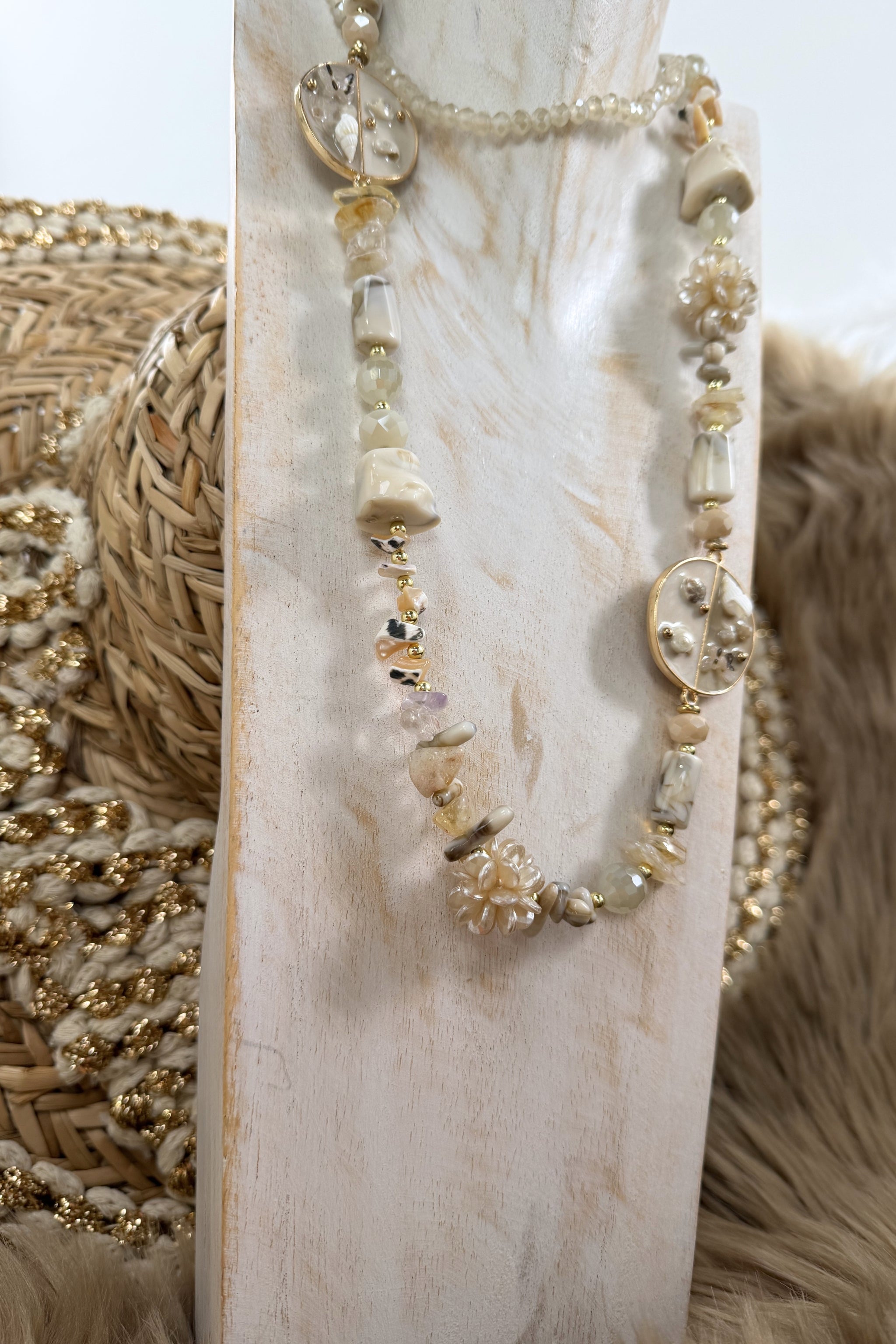 lange Kette mit "Fimo"-Elementen, perlmutt-beige