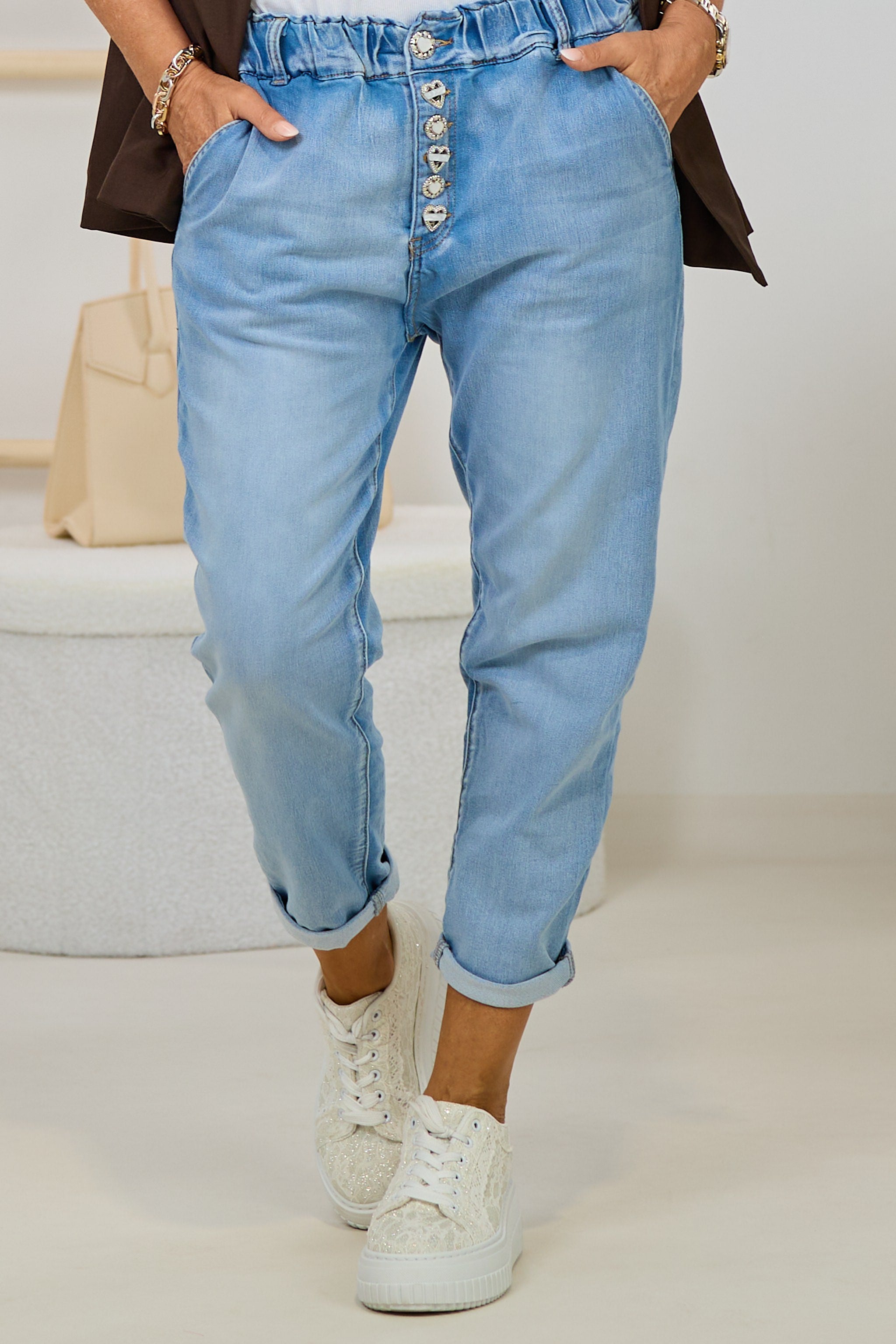 Leichte Jeans mit Zierknöpfen, hell denim