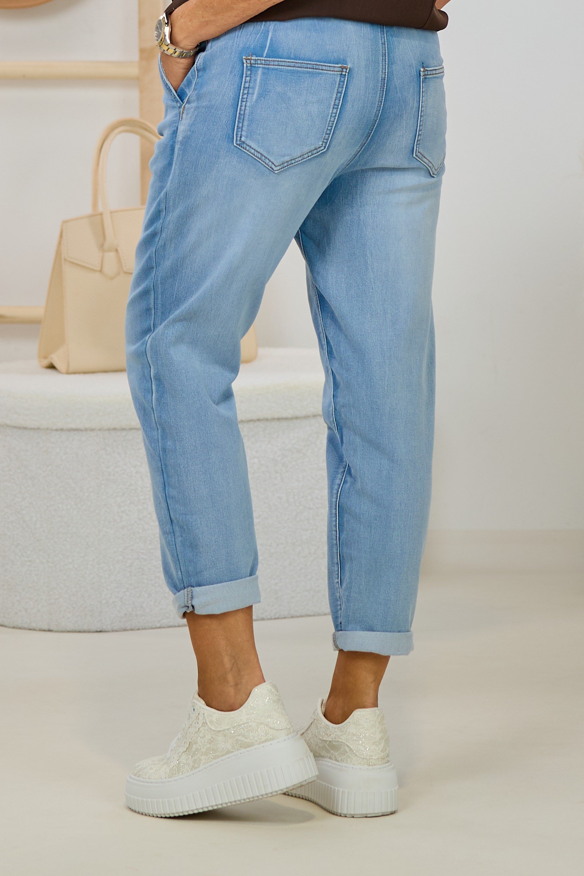 Leichte Jeans mit Zierknöpfen, hell denim