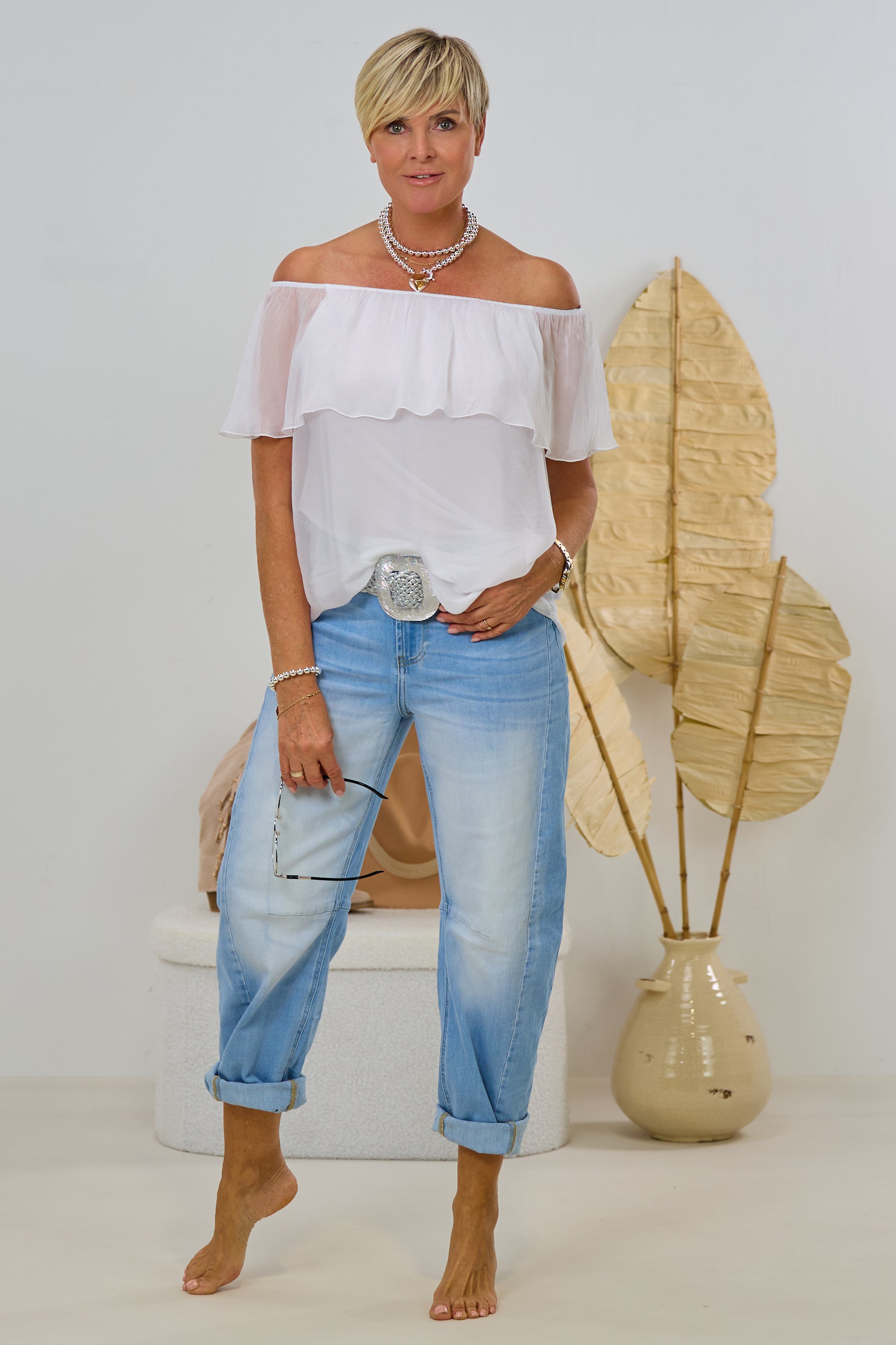 Seidige Carmen Bluse mit Volant, weiß