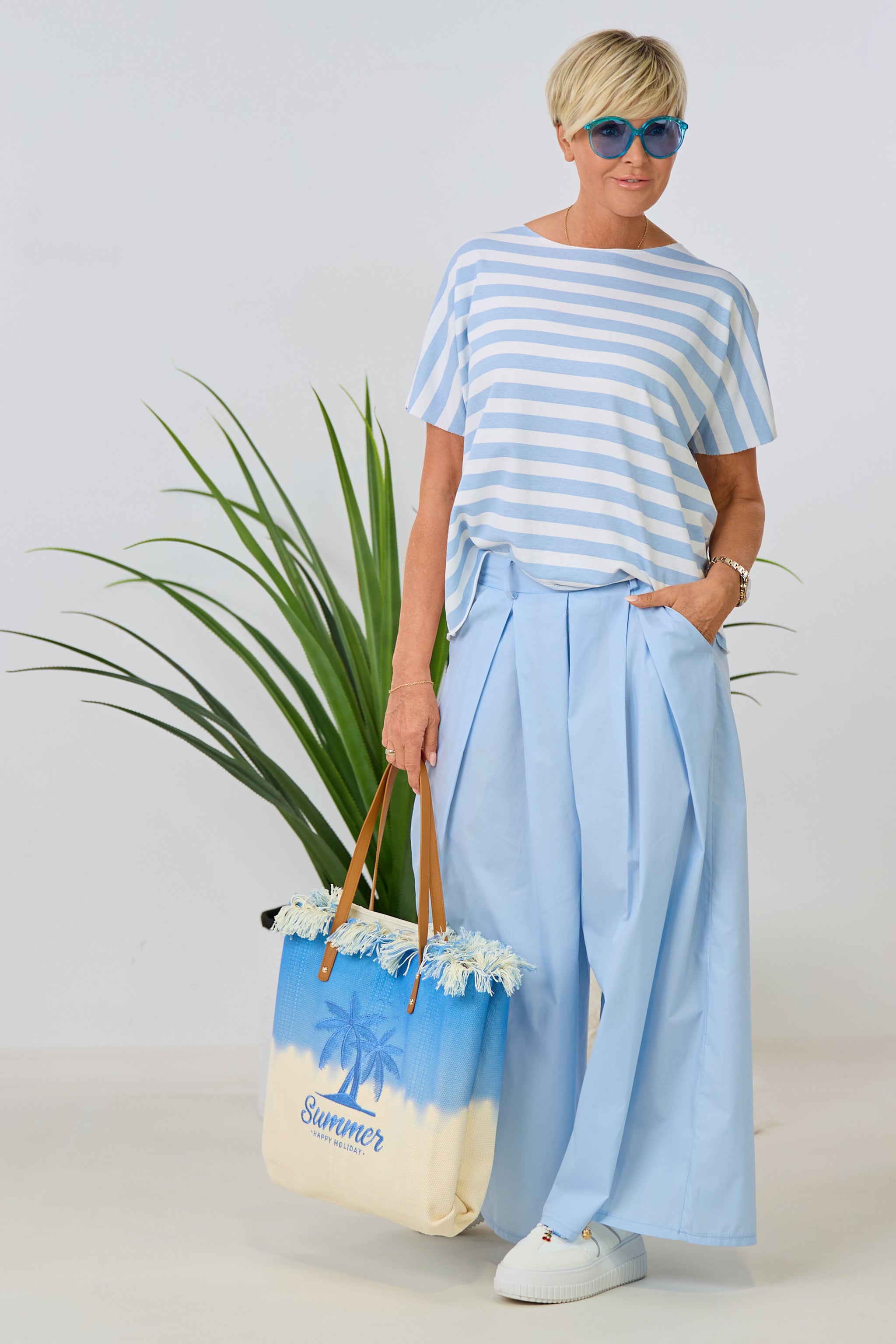 Geringeltes Shirt mit Rollsaum, hellblau-weiß