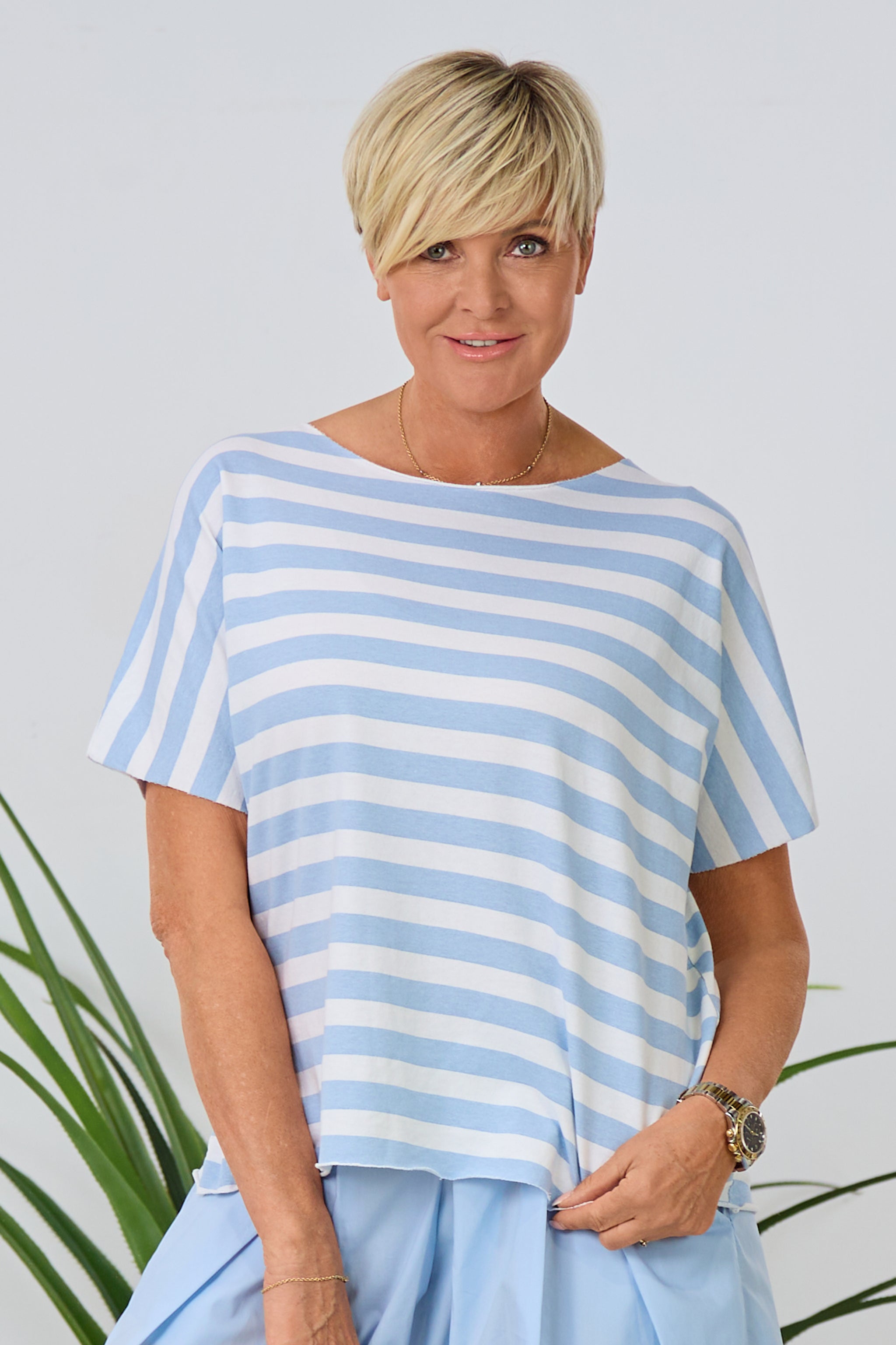 Geringeltes Shirt mit Rollsaum, hellblau-weiß
