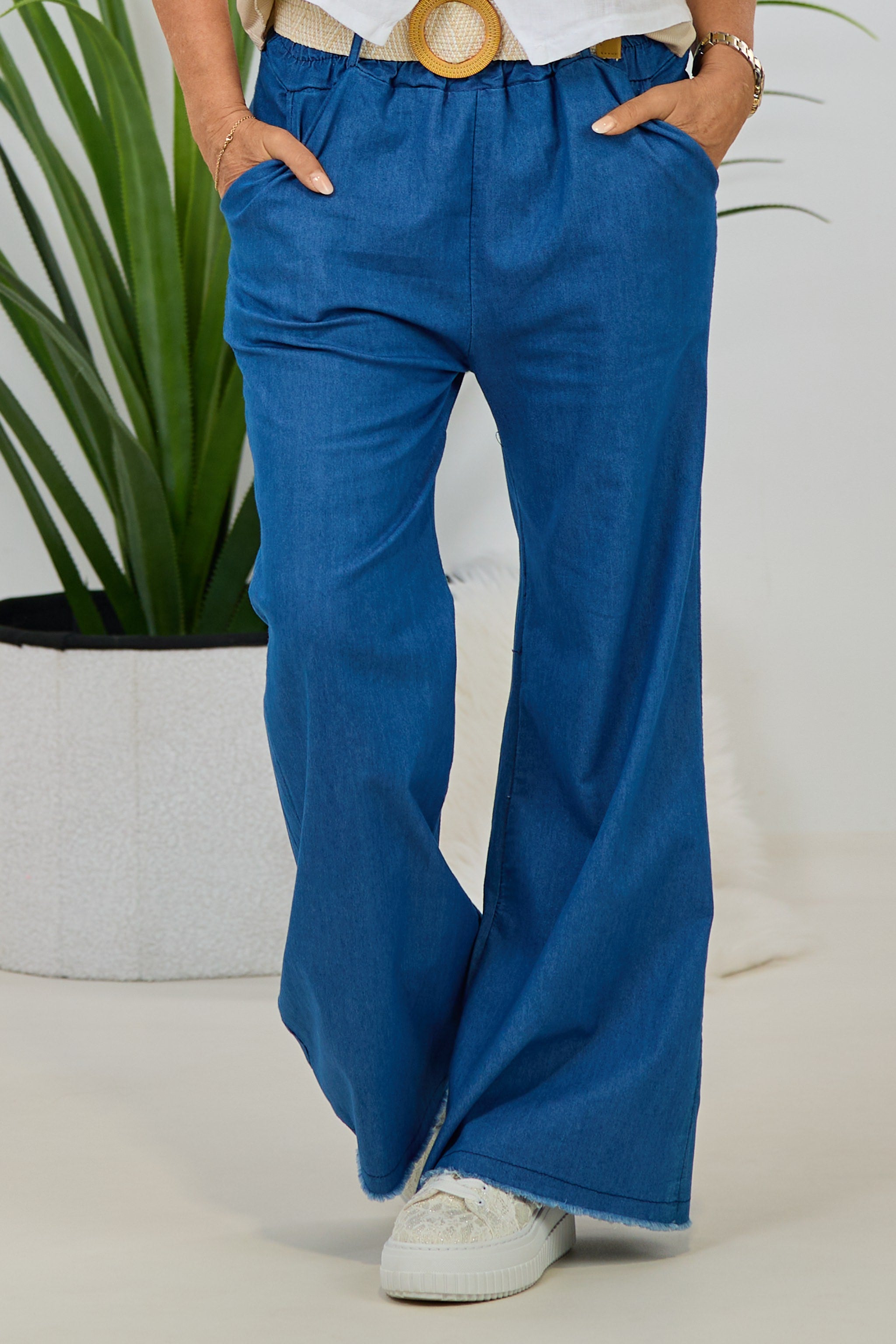 leichte Jeans mit weitem Bein und Gürtel, blau