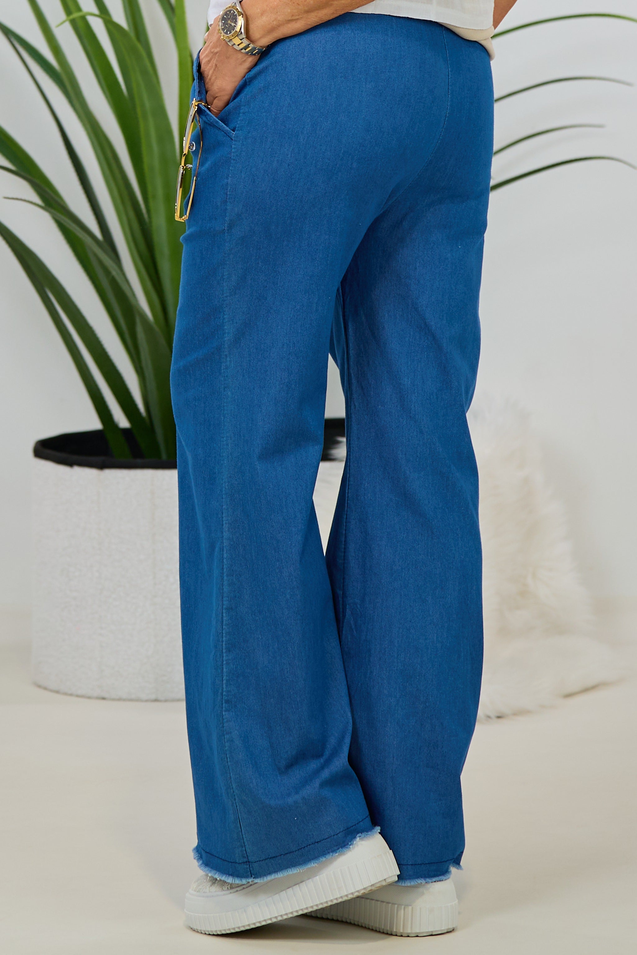 leichte Jeans mit weitem Bein und Gürtel, blau
