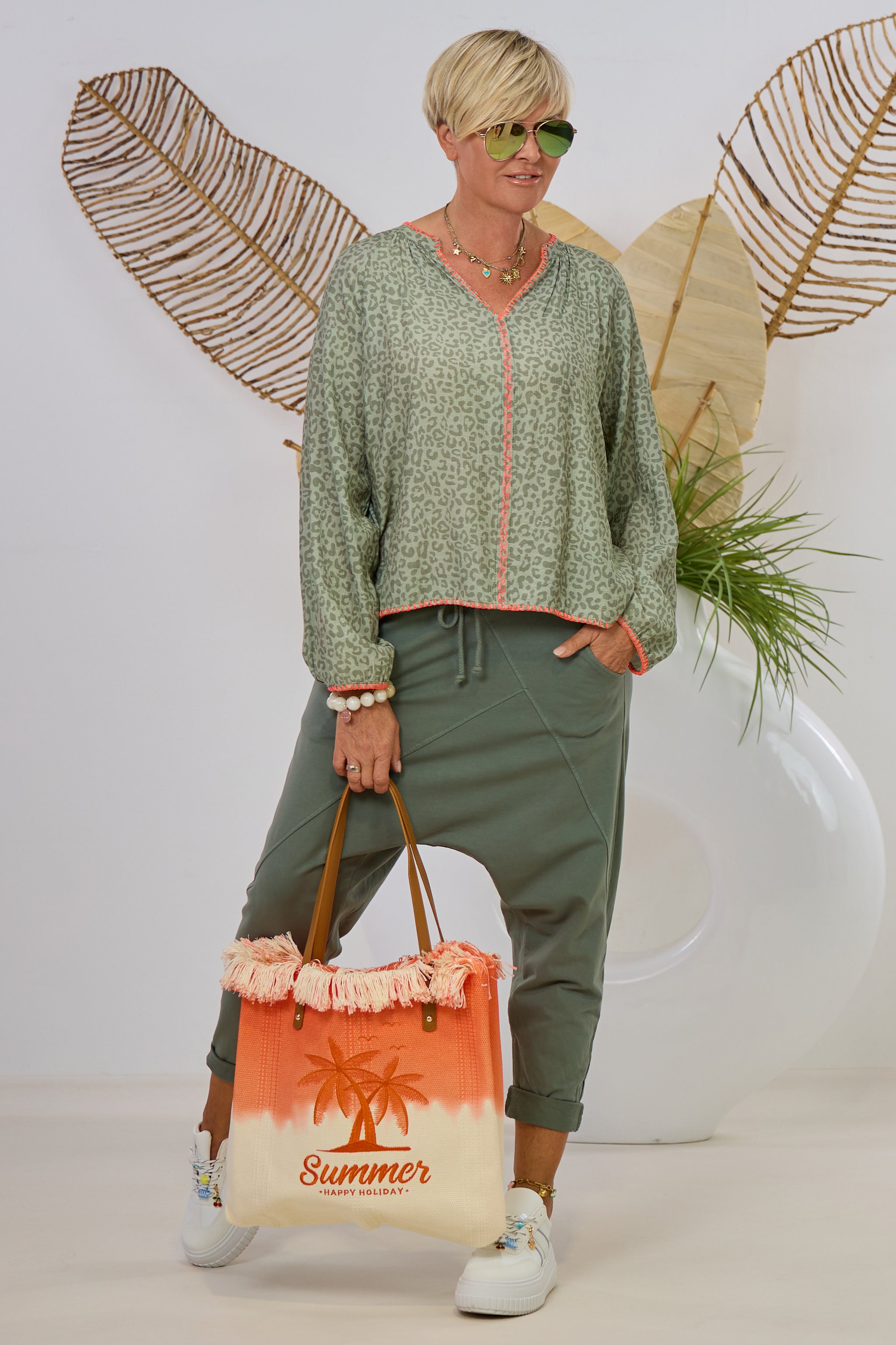 Bluse im Leolook mit V-Ausschnitt, khaki
