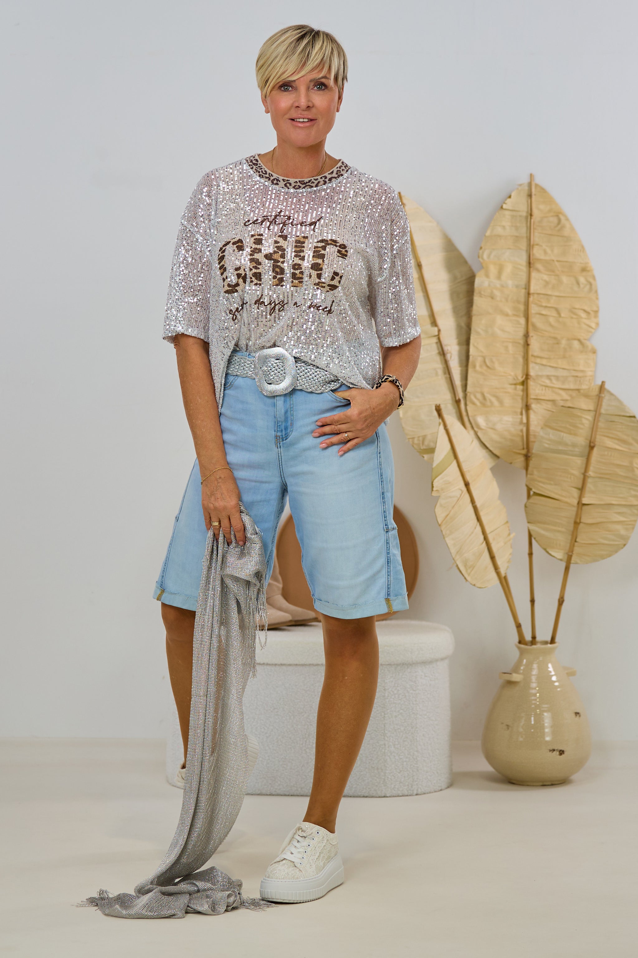 Pailletten-Shirt mit CHIC-Schriftzug, silber-ecru