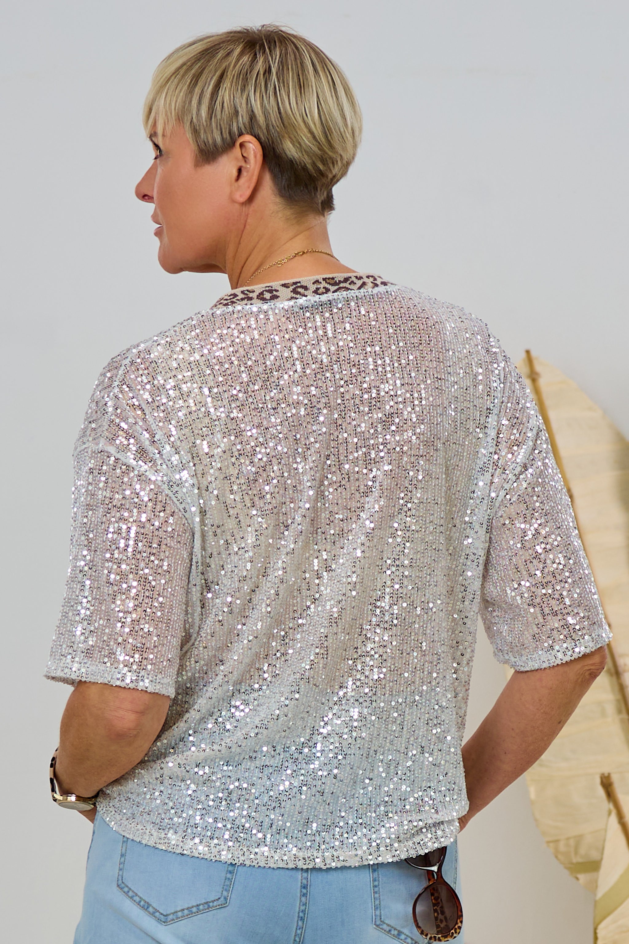 Pailletten-Shirt mit CHIC-Schriftzug, silber-ecru