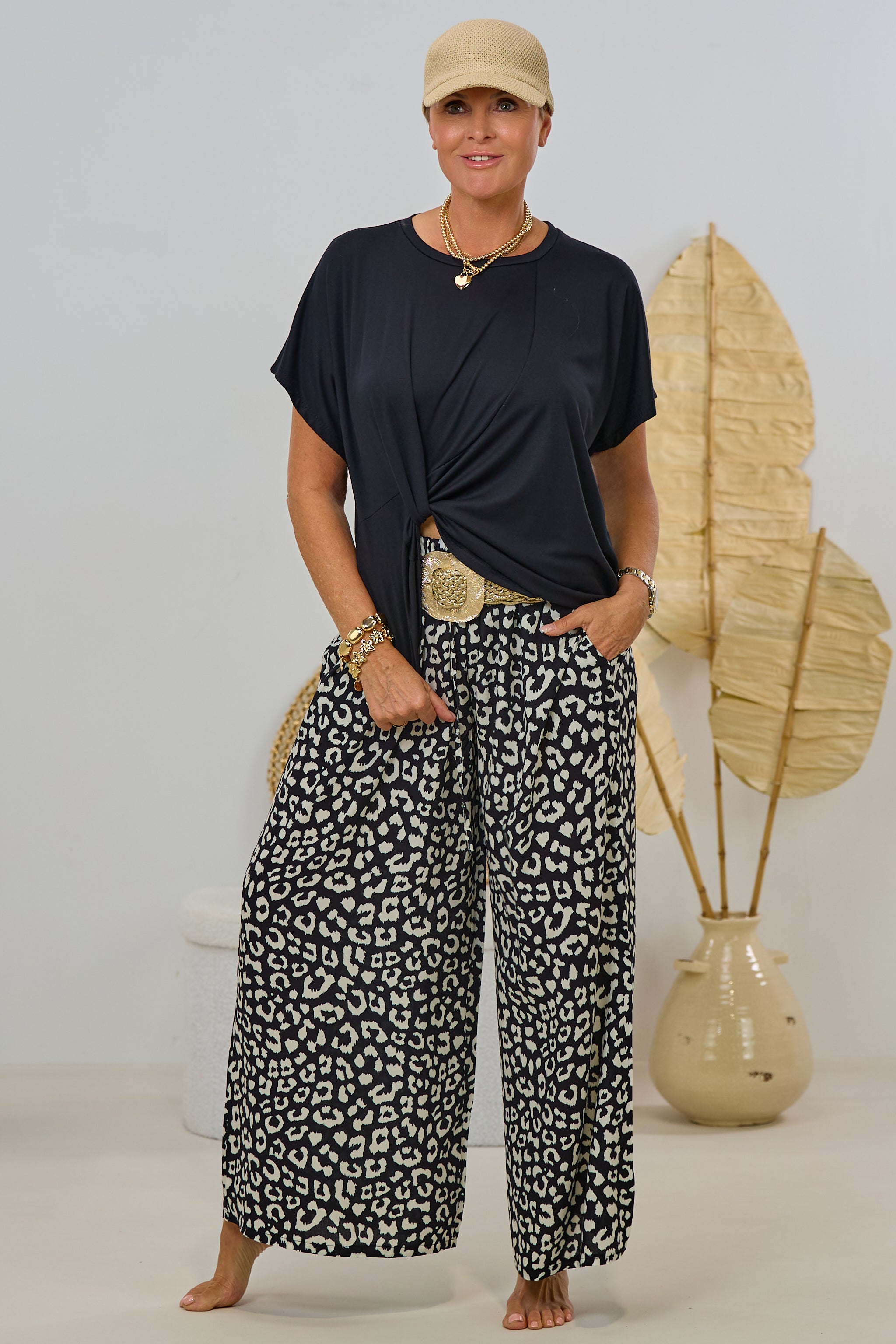 Sommerhose im Leo-Design, schwarz-weiß