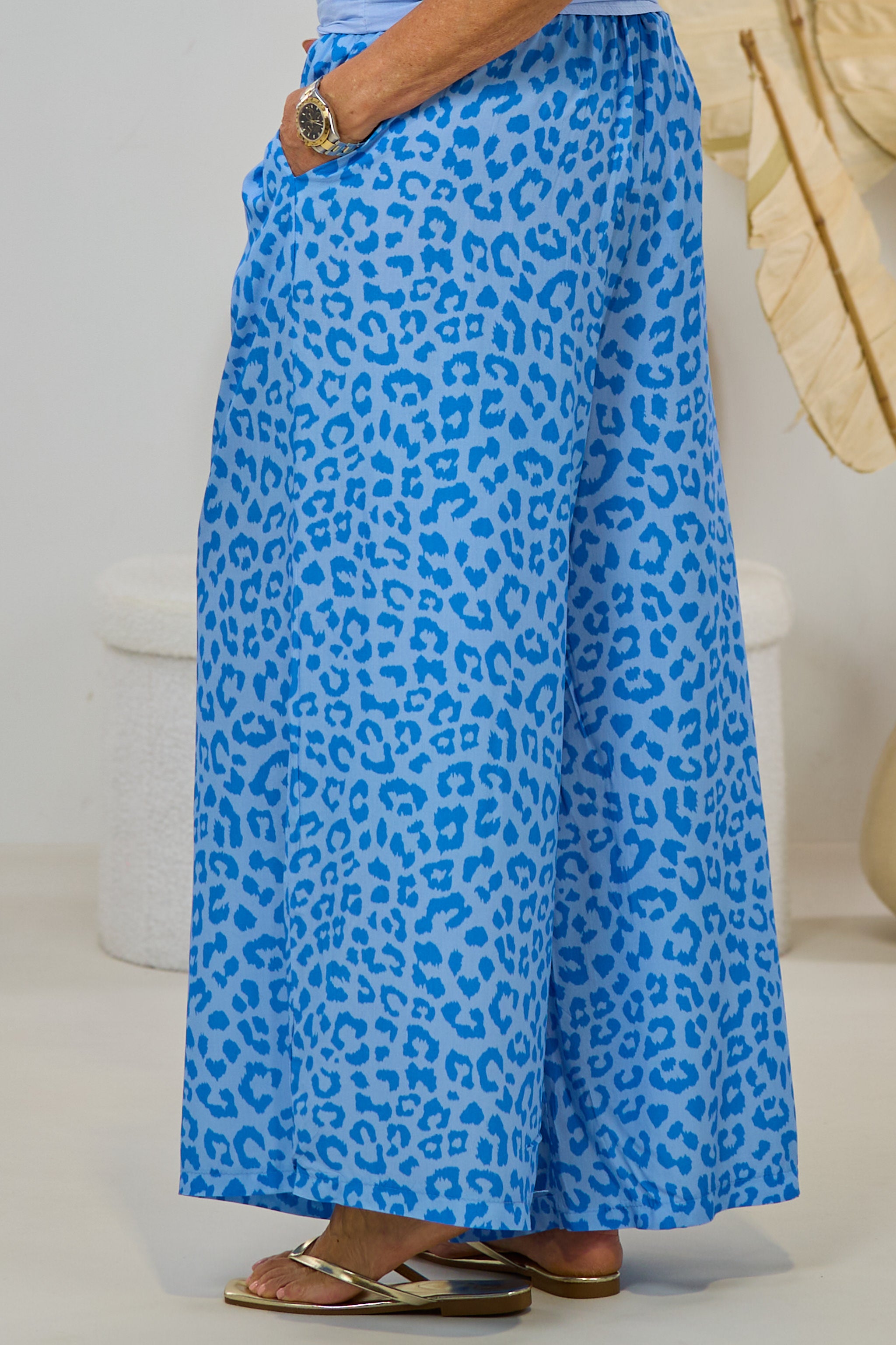 Sommerhose im Leo-Design, blau-hellblau