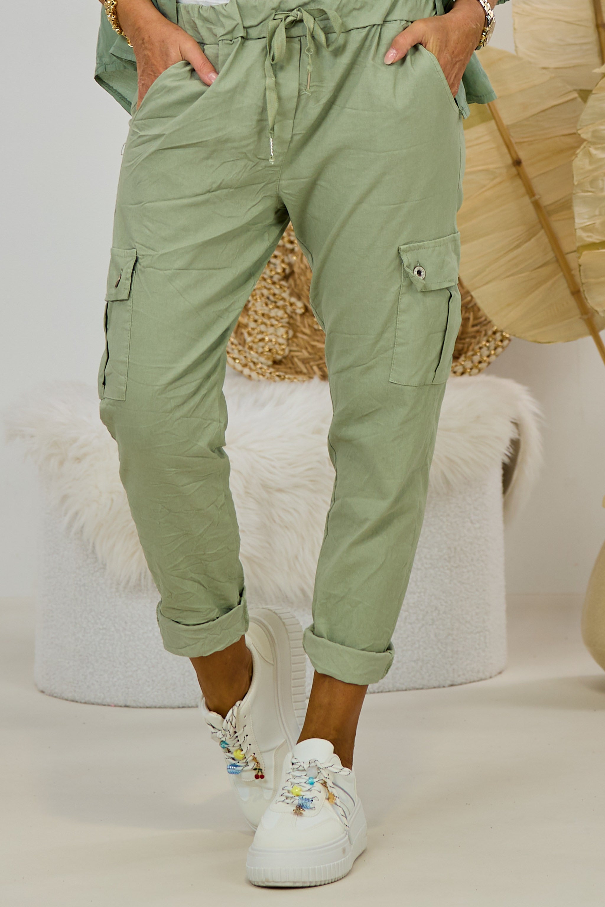 Hose mit Cargo-Taschen im Knitterlook, hell khaki