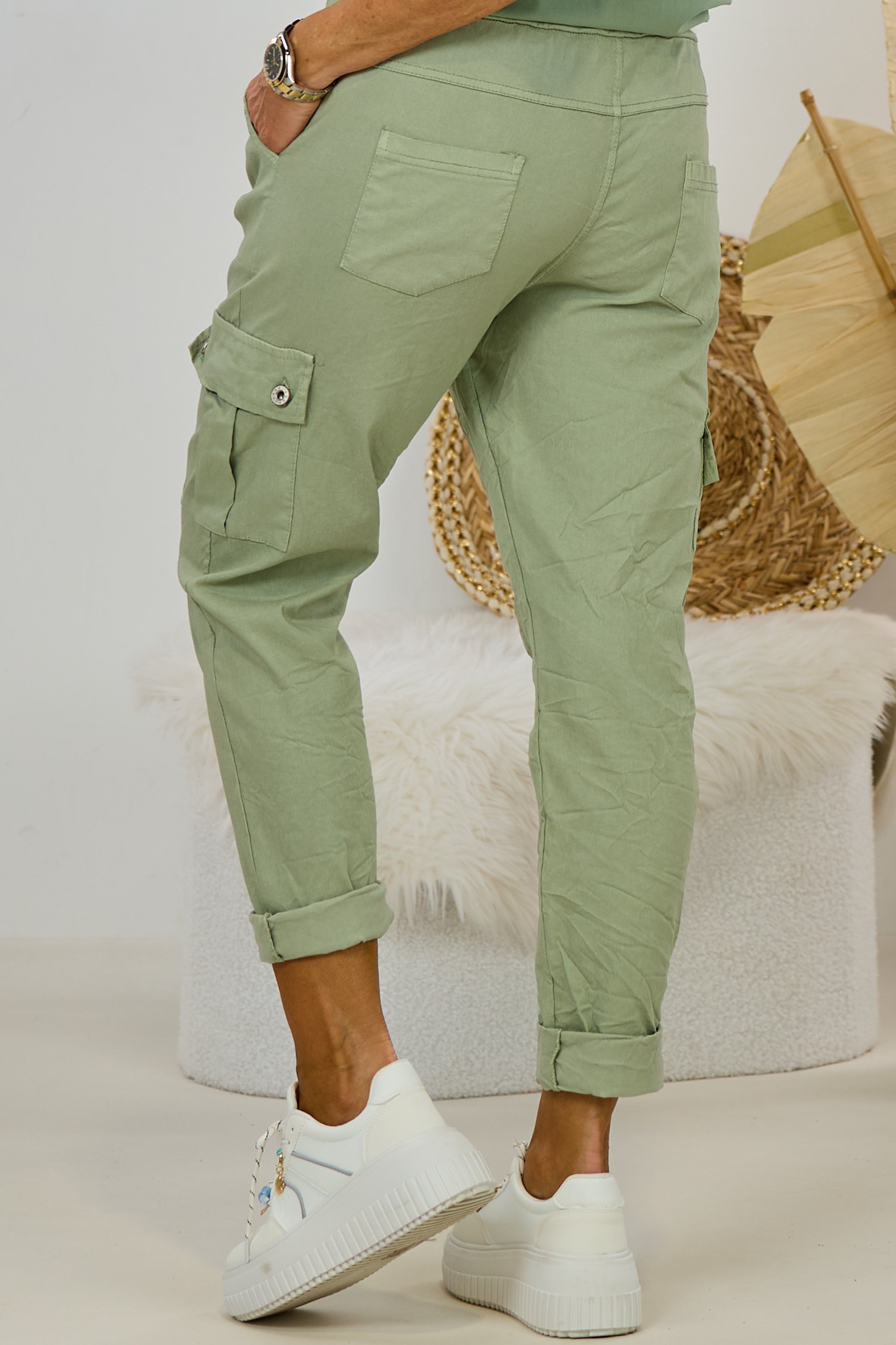 Hose mit Cargo-Taschen im Knitterlook, hell khaki