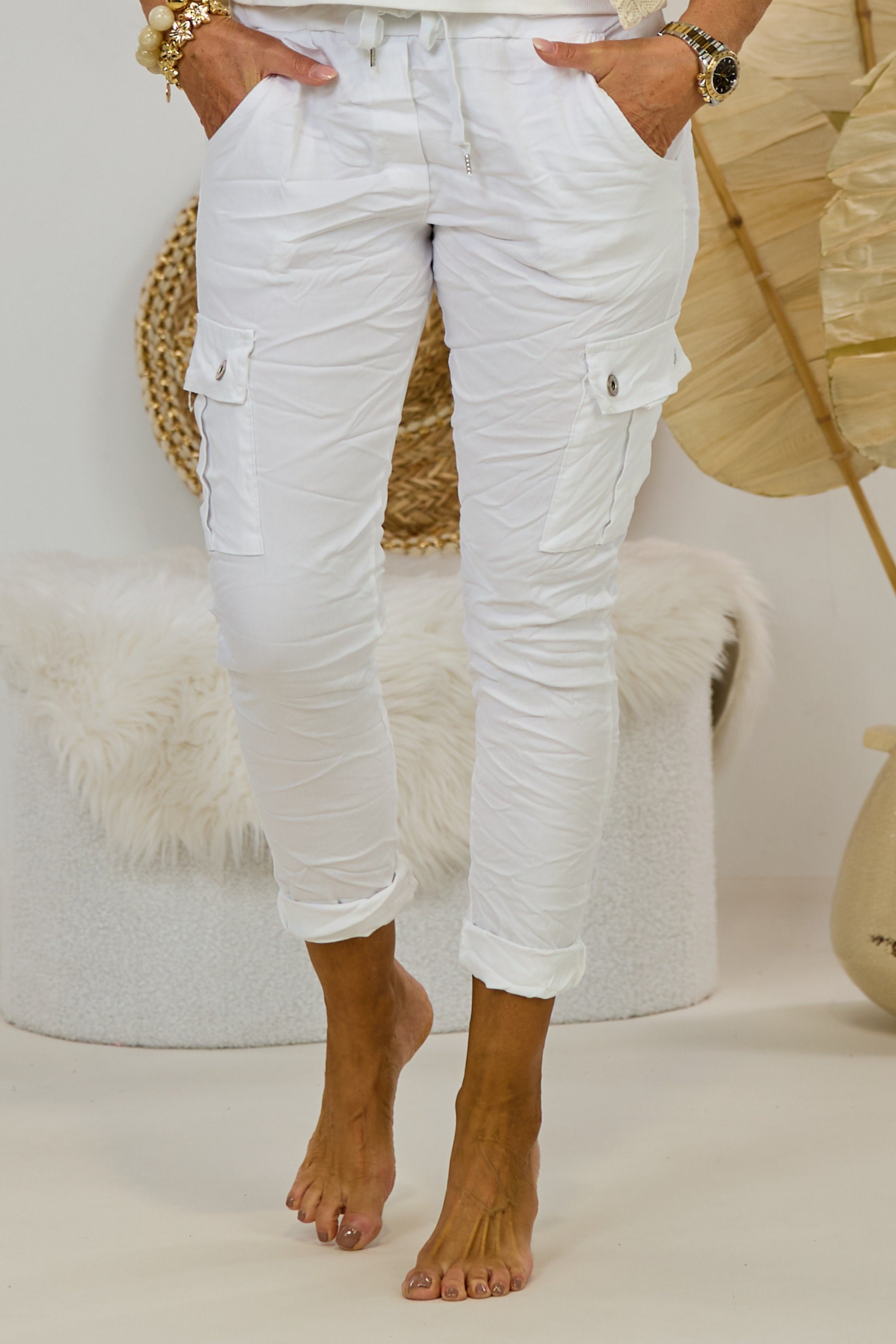 Hose mit Cargo-Taschen im Knitterlook, weiß