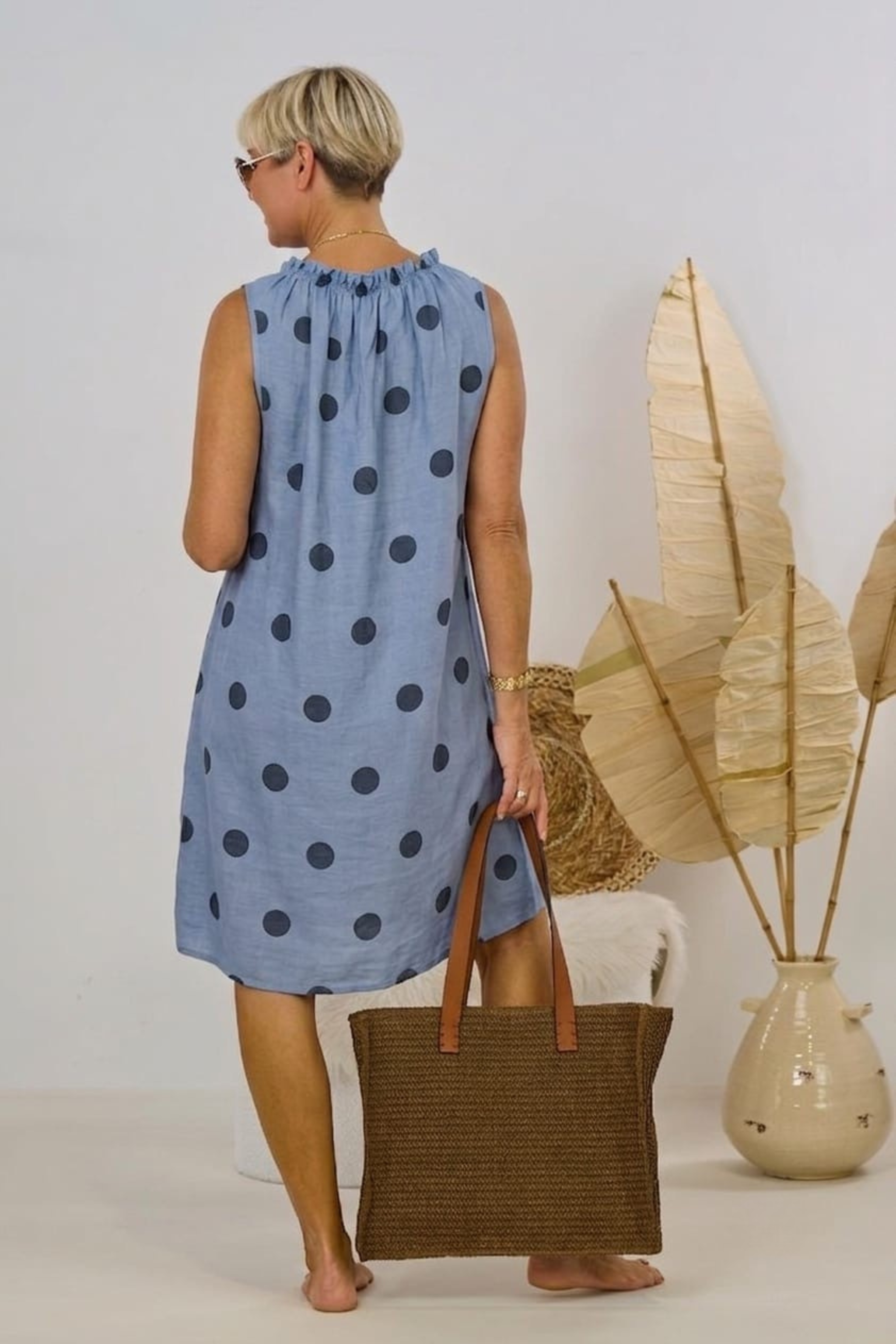 Kleidchen mit Punkten, blau-dunkelblau