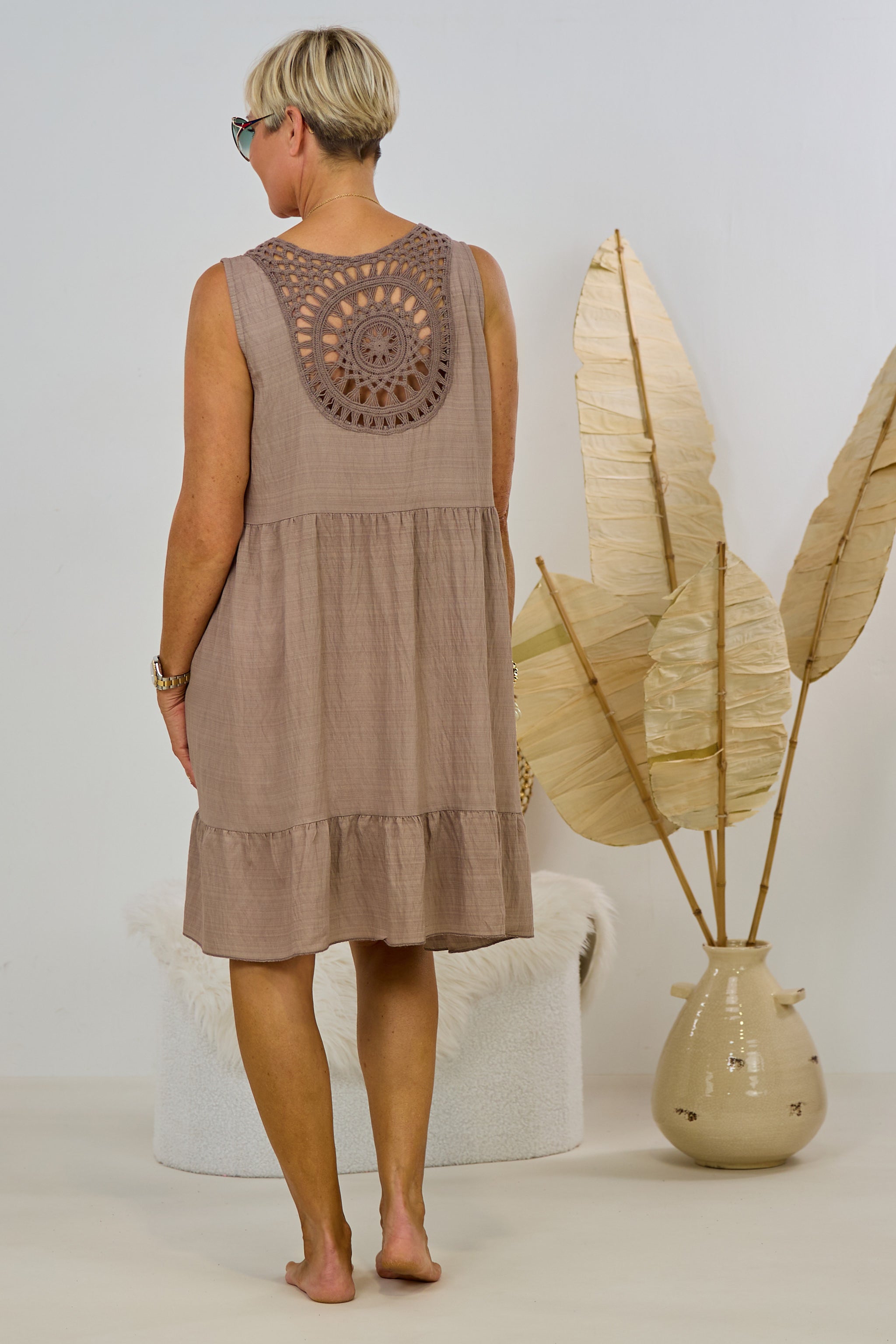 Kleidchen mit besonderem Häkeleinsatz, taupe