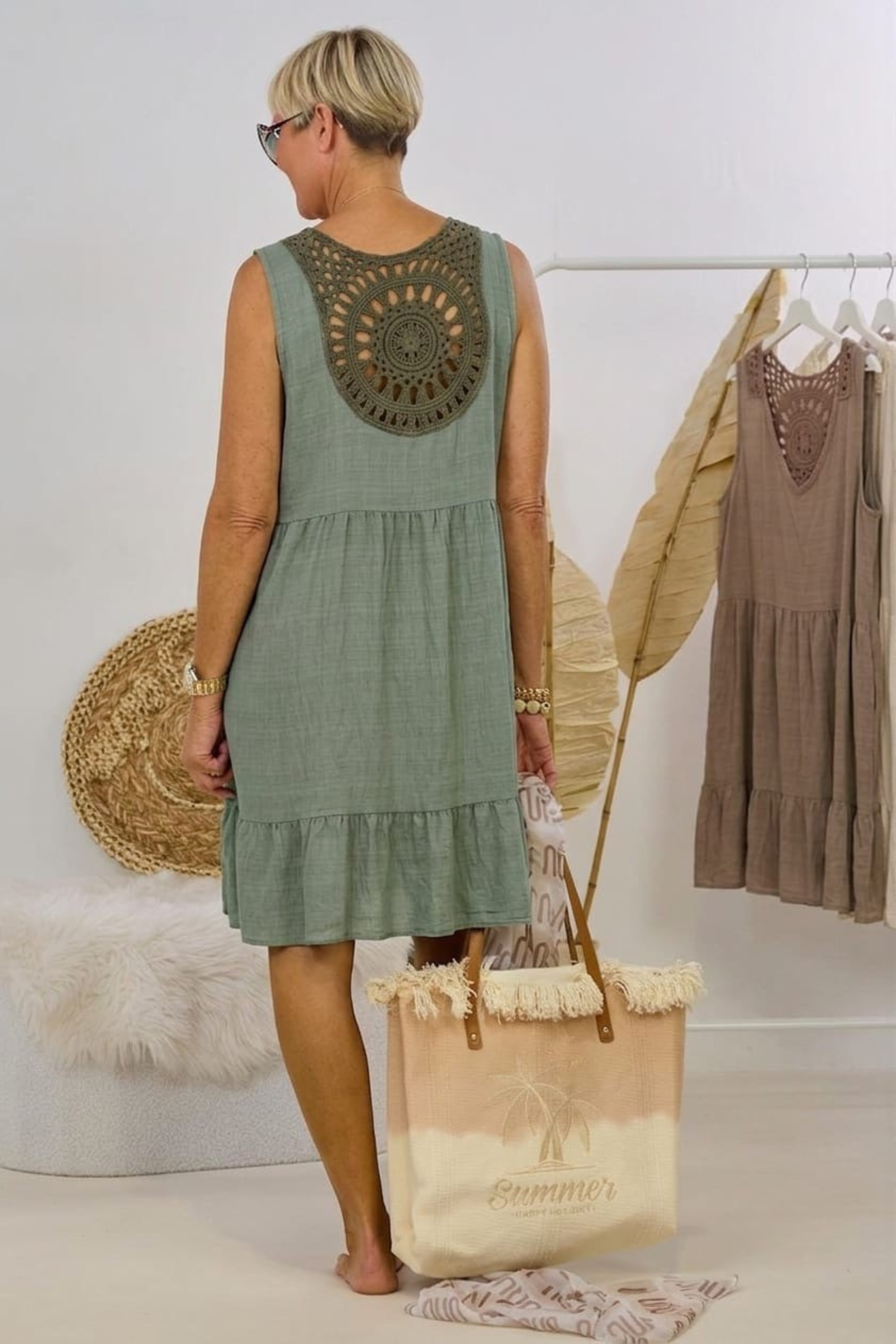 Kleidchen mit besonderem Häkeleinsatz, khaki