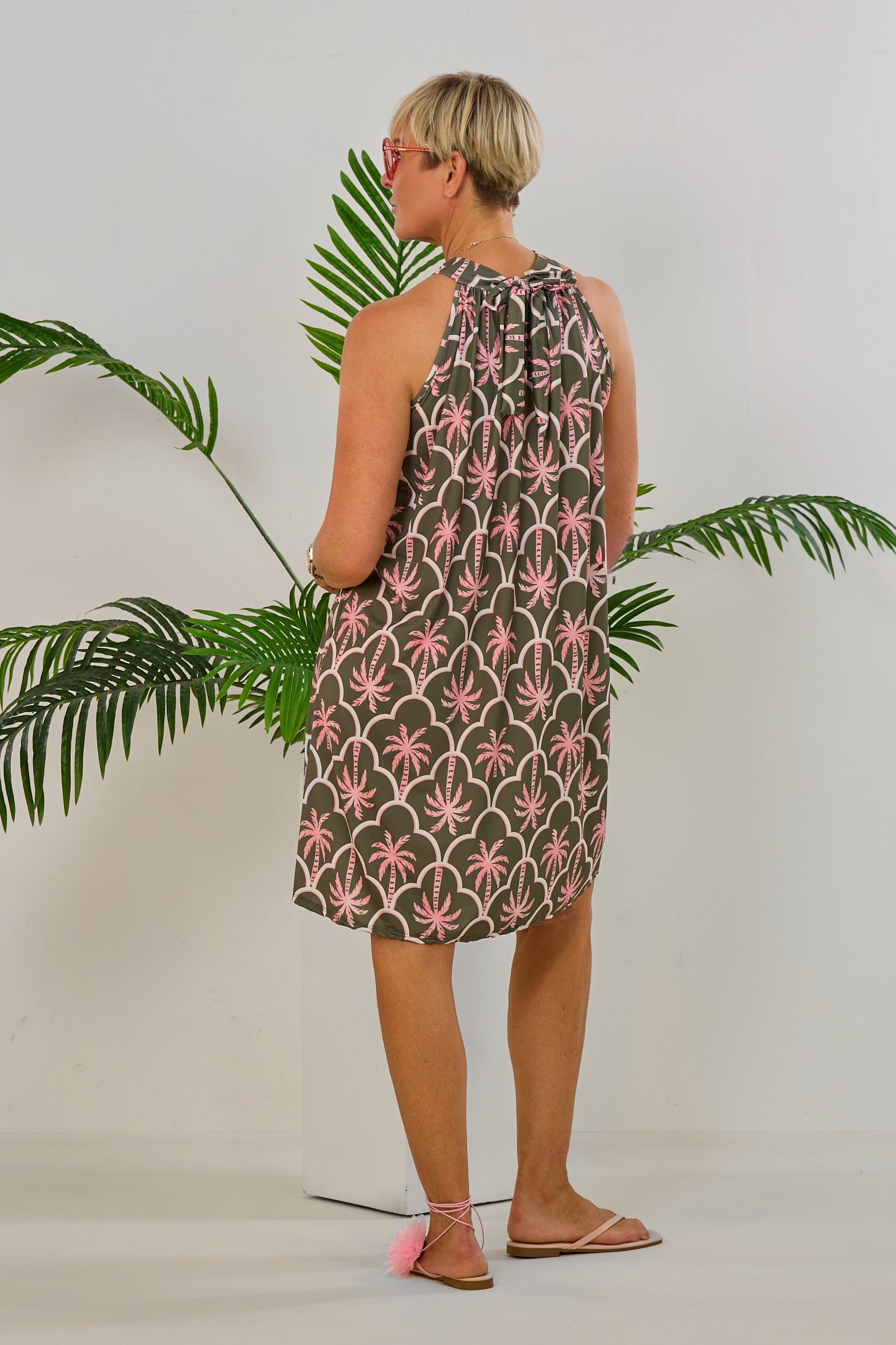 kurzes Neckholder Kleid mit Palmen, khaki-rosa