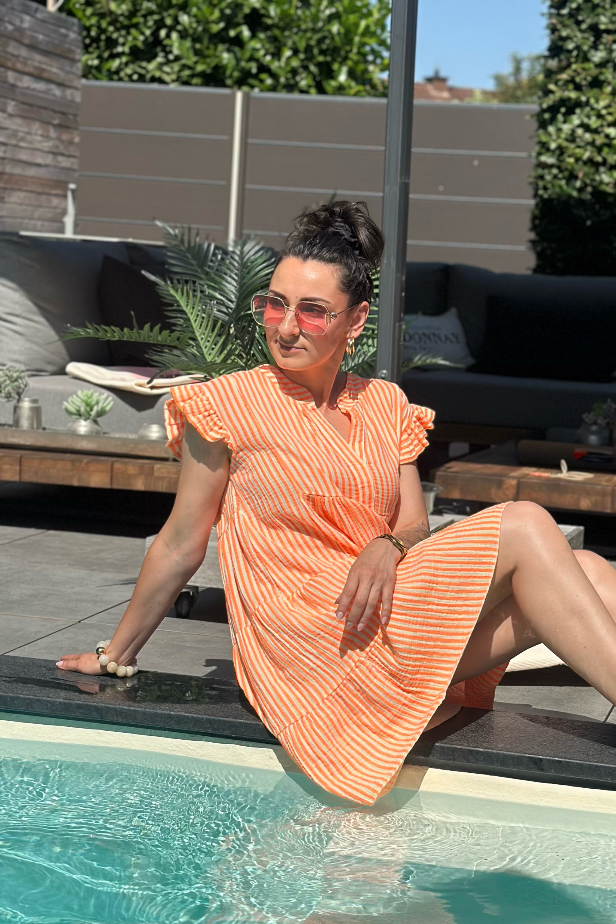 kurzes Musselin Kleid mit V-Ausschnitt, orange-gelb