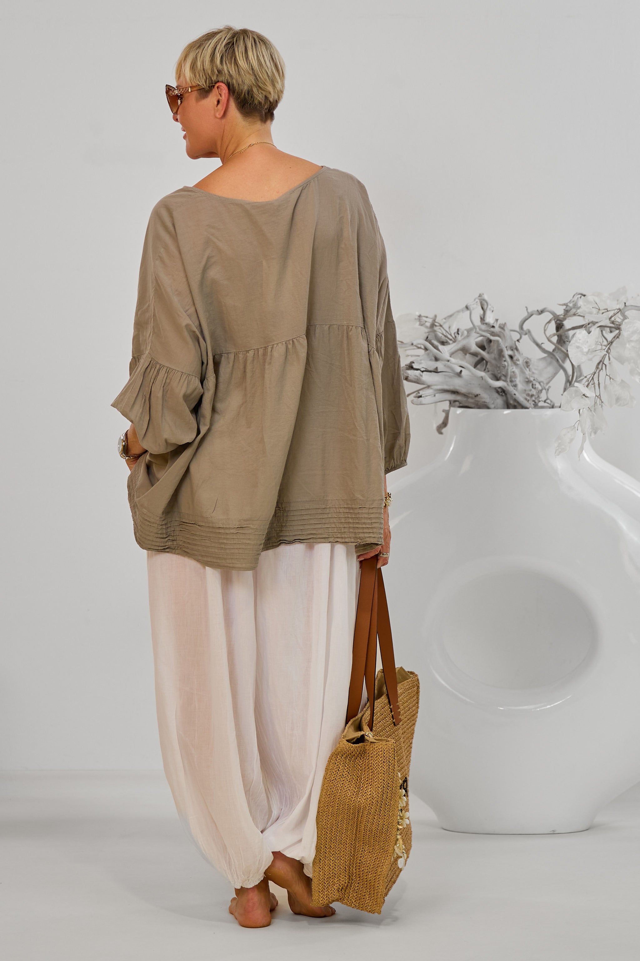 luftige Bluse mit V-Ausschnitt und langen Ärmeln, taupe