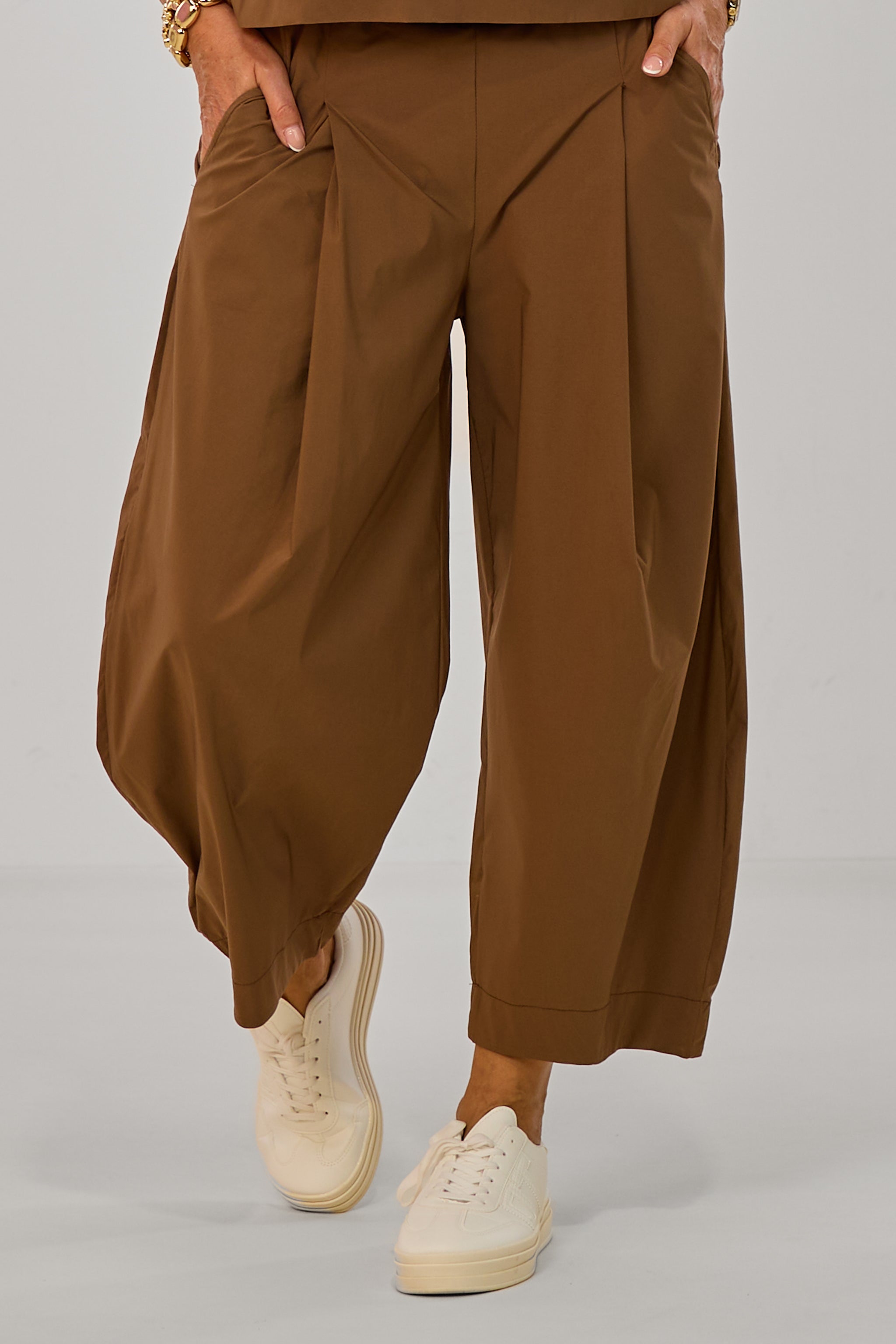 Leichte Hose mit Bundfalten, braun