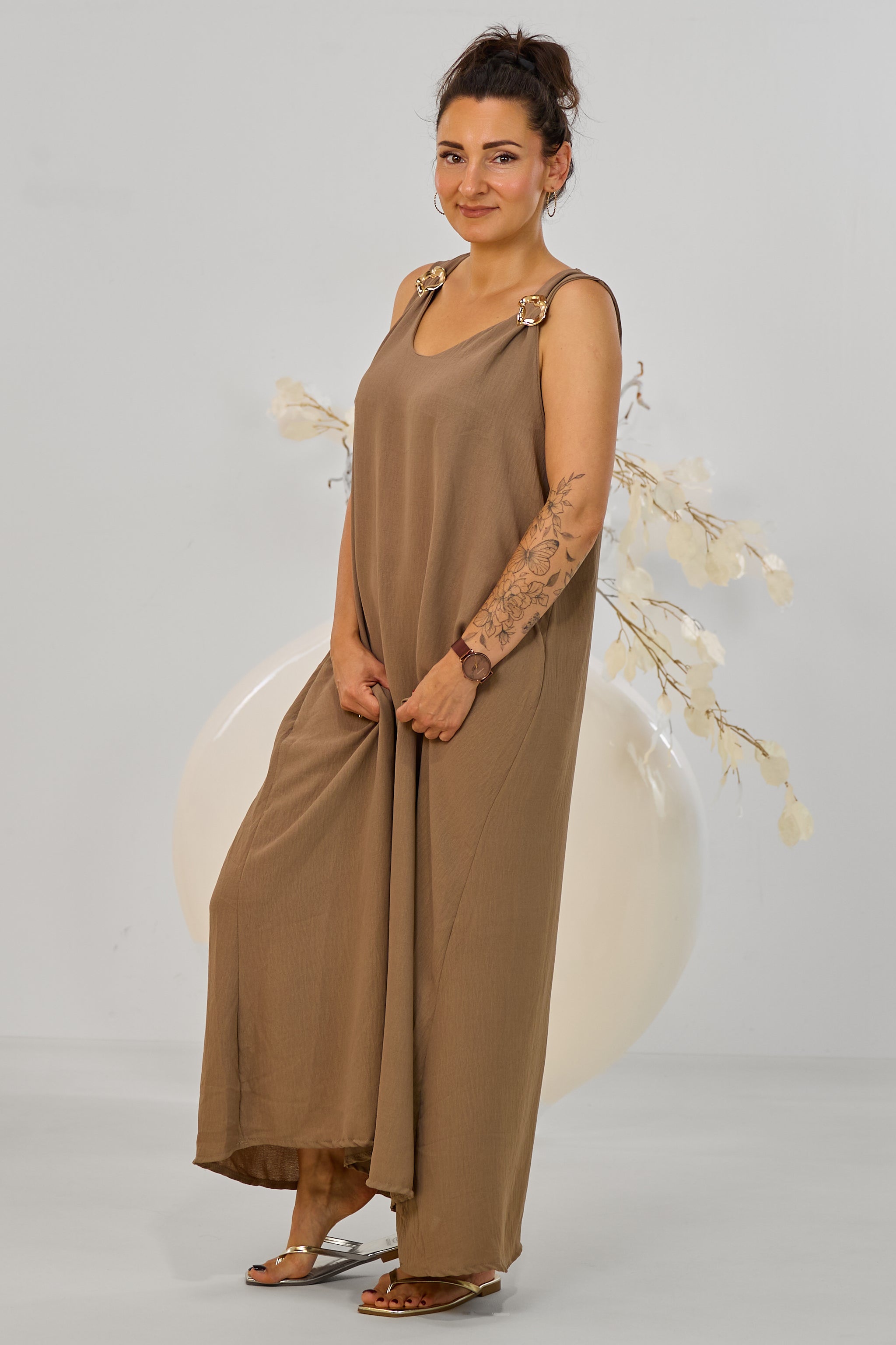Maxikleid mit Broschen, asymmetrisch, taupe