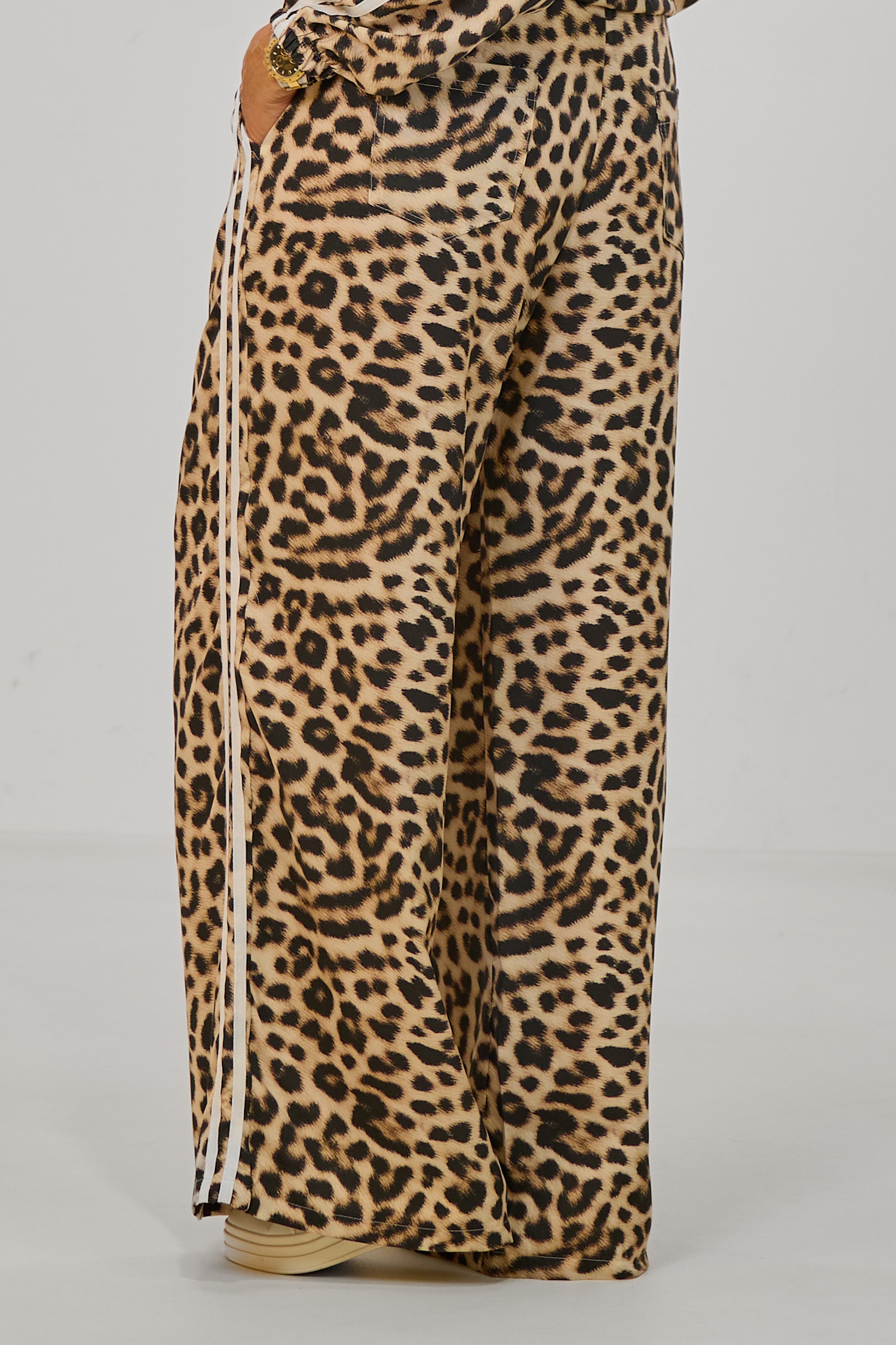 Weite Hose im Leo-Look mit seitlichen Streifen, leo