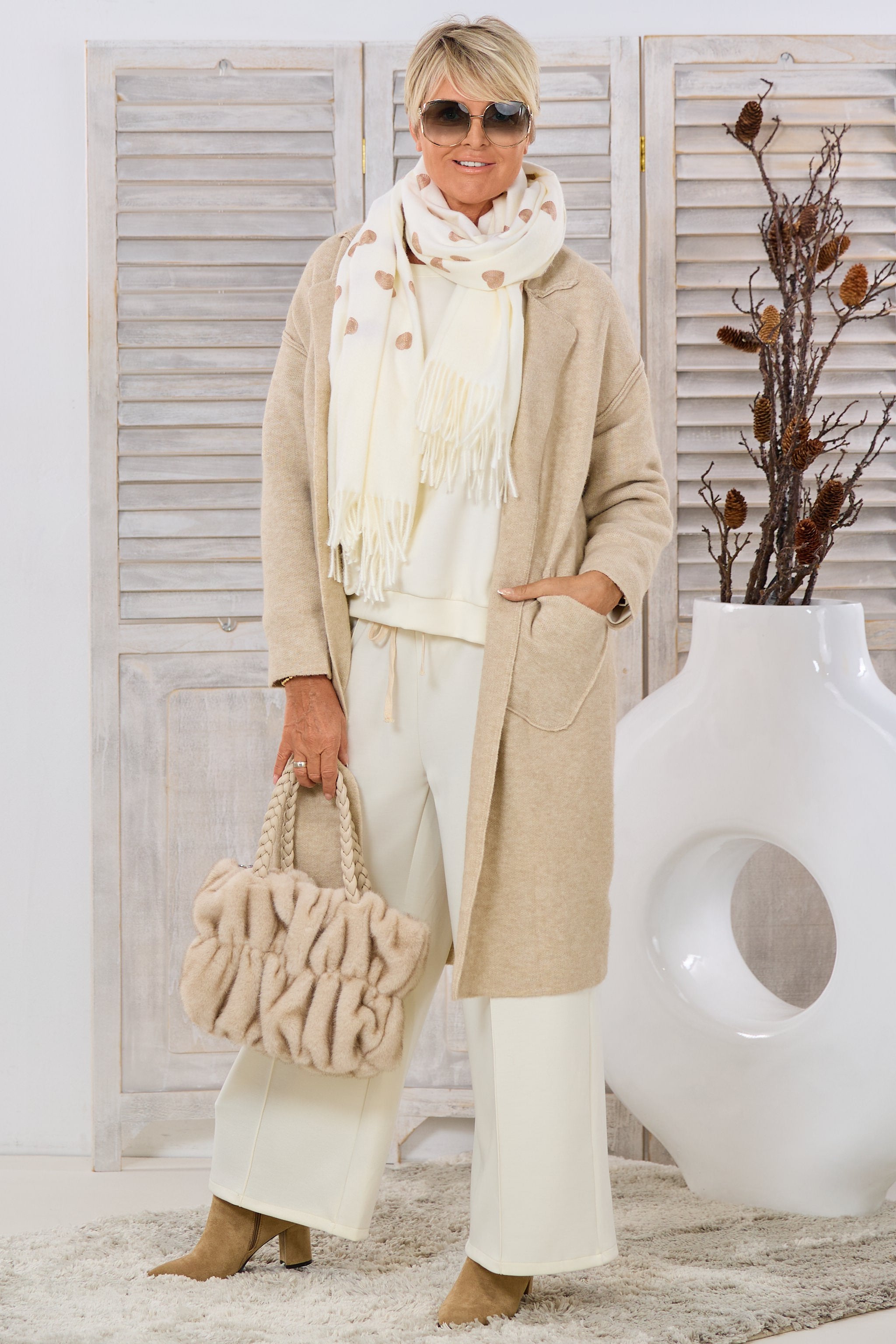 Strickmantel mit Taschen und Reverskragen, beige