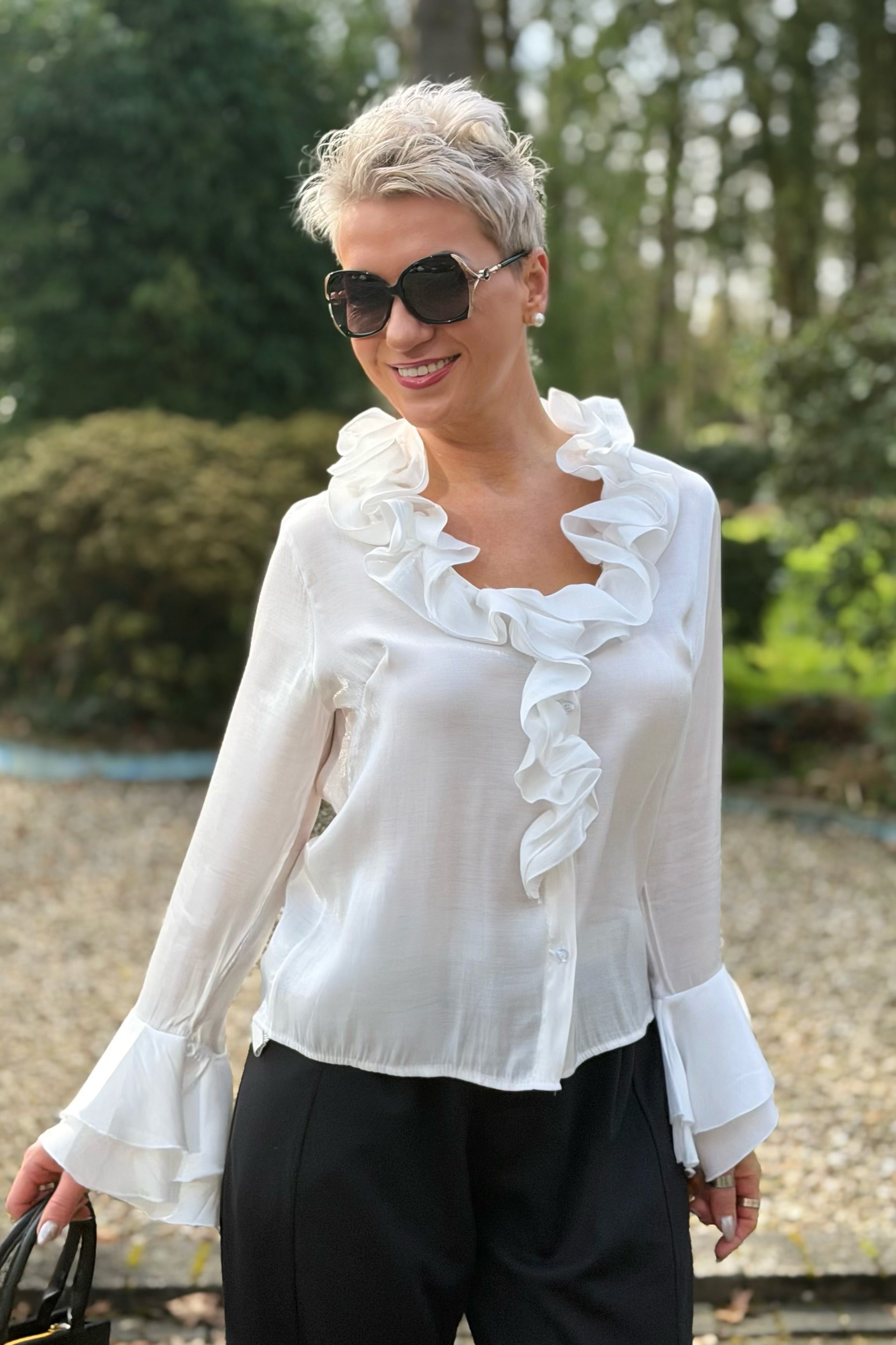 Schimmernde Bluse mit Volants, weiß