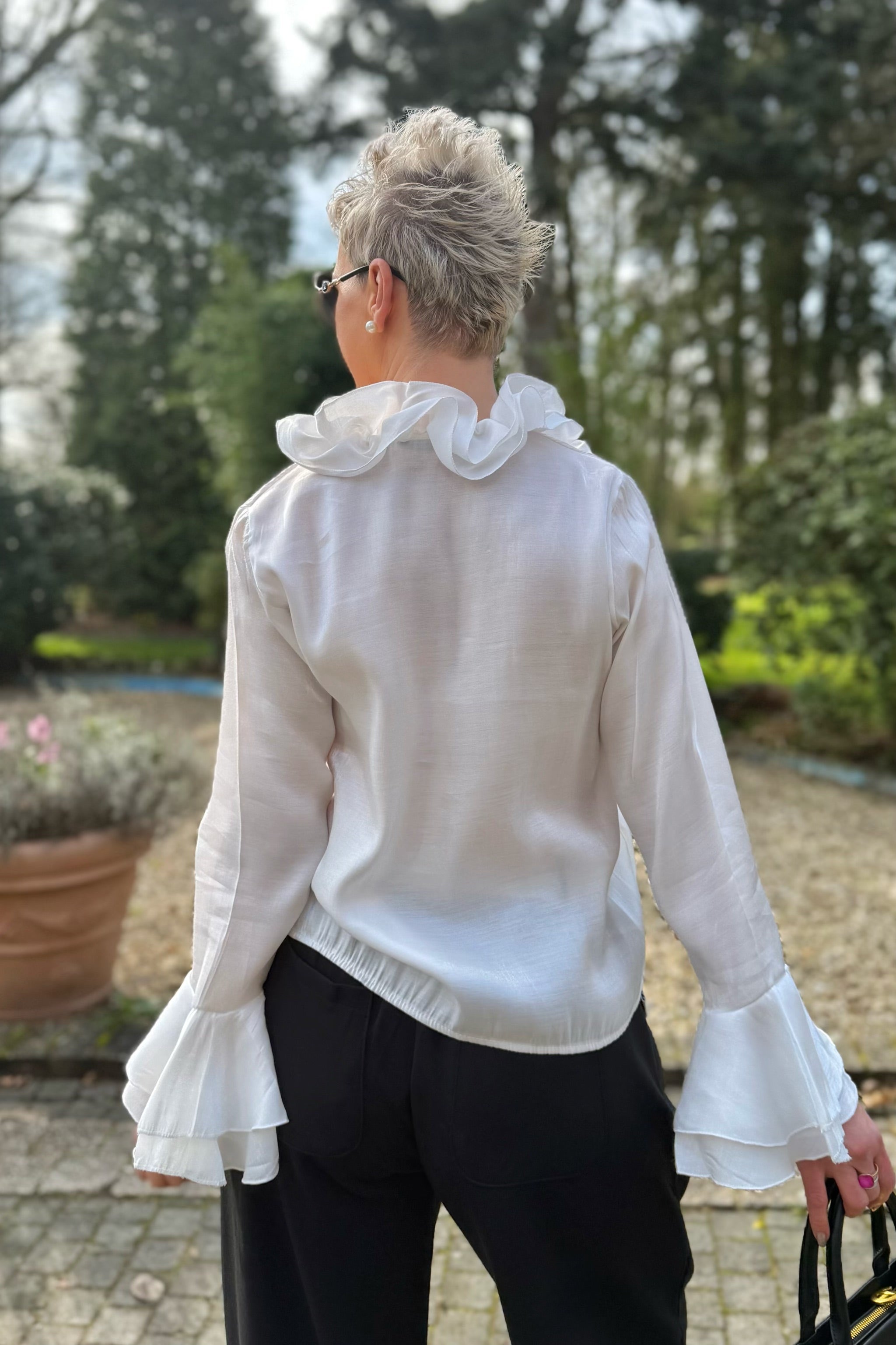 Schimmernde Bluse mit Volants, weiß