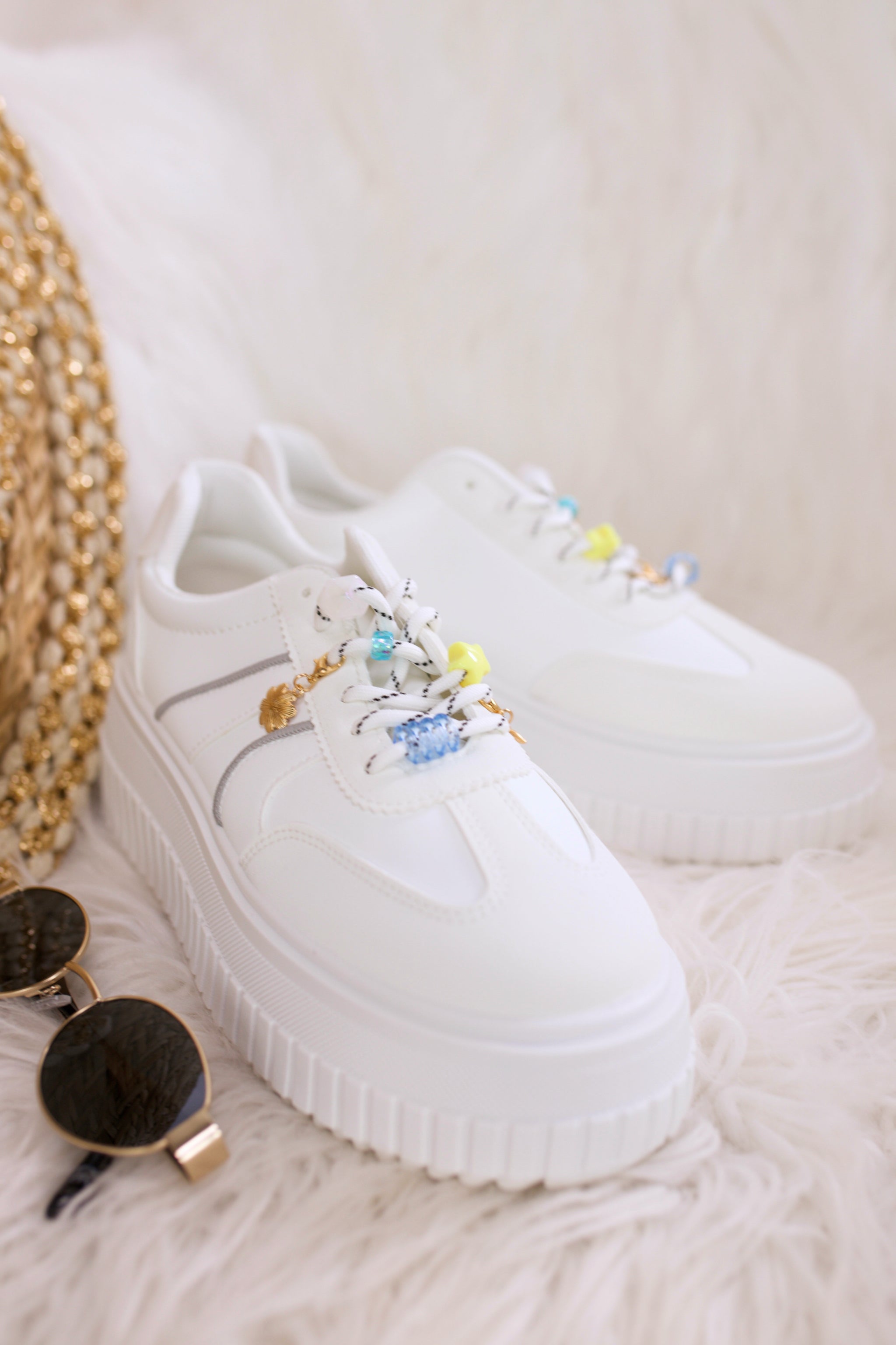Sneaker mit süssen Accessoires, weiß