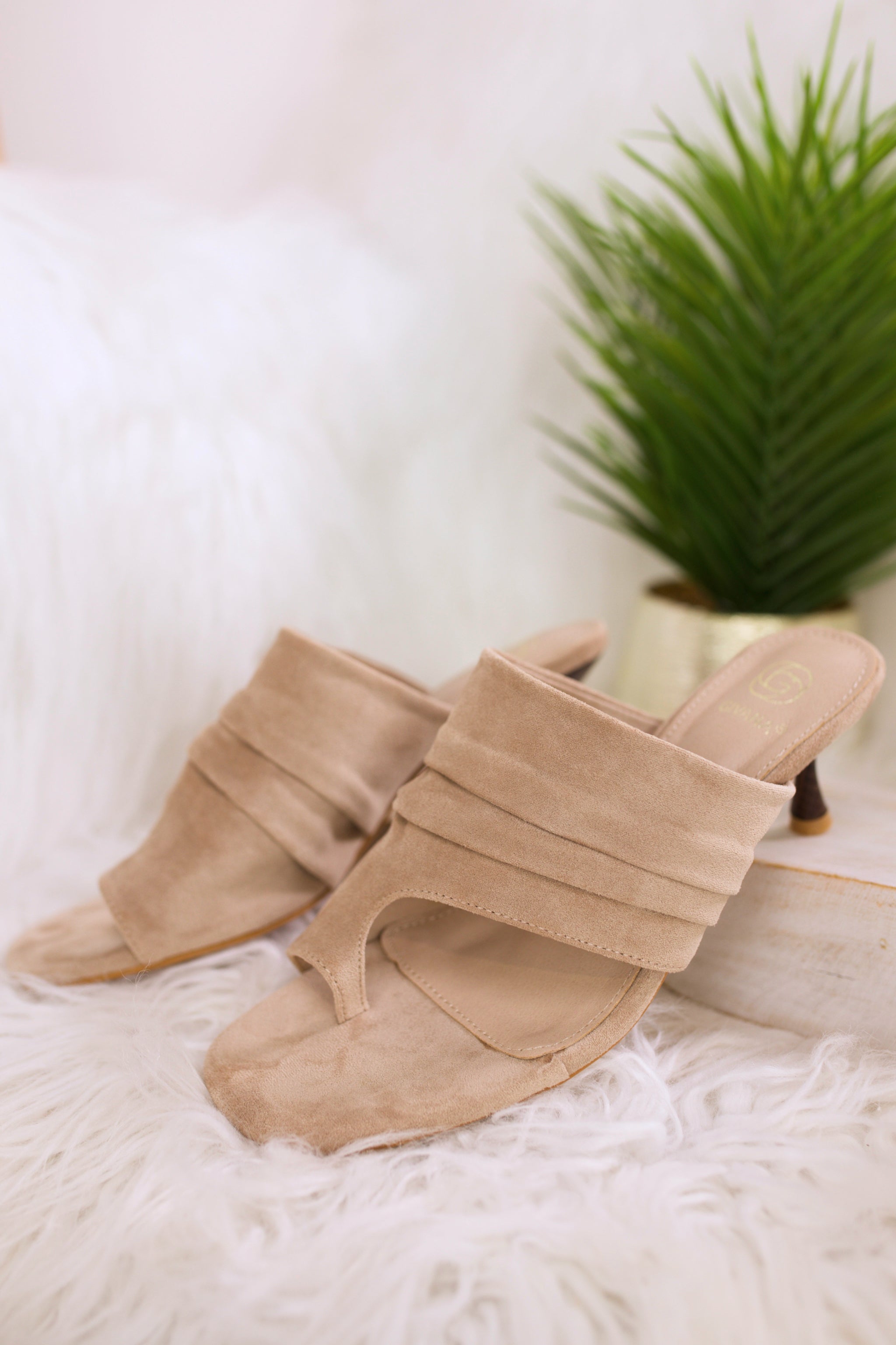 Zehentrenner Pantolette mit Absatz, beige