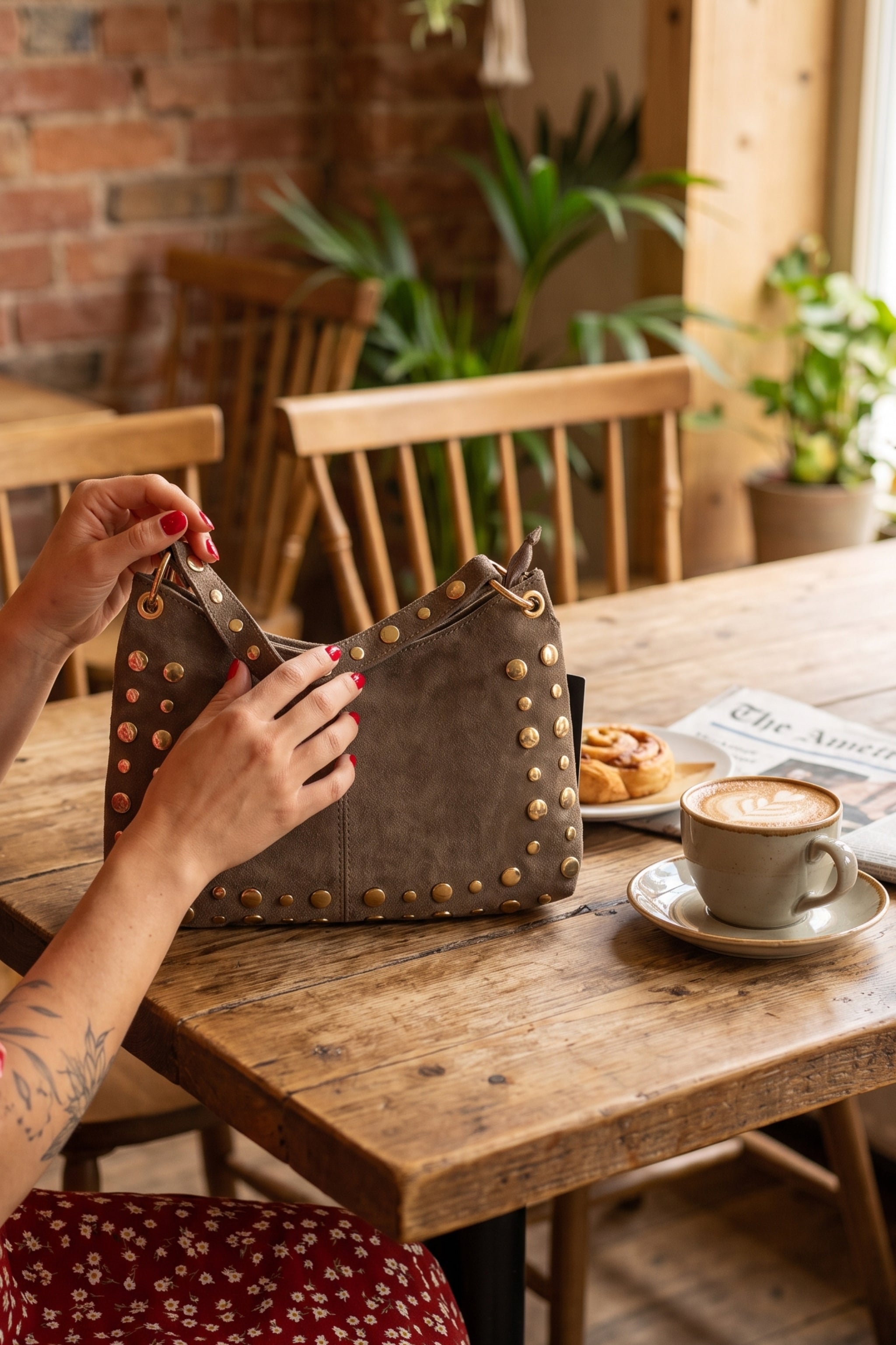 Kleine Tasche mit Nieten, taupe
