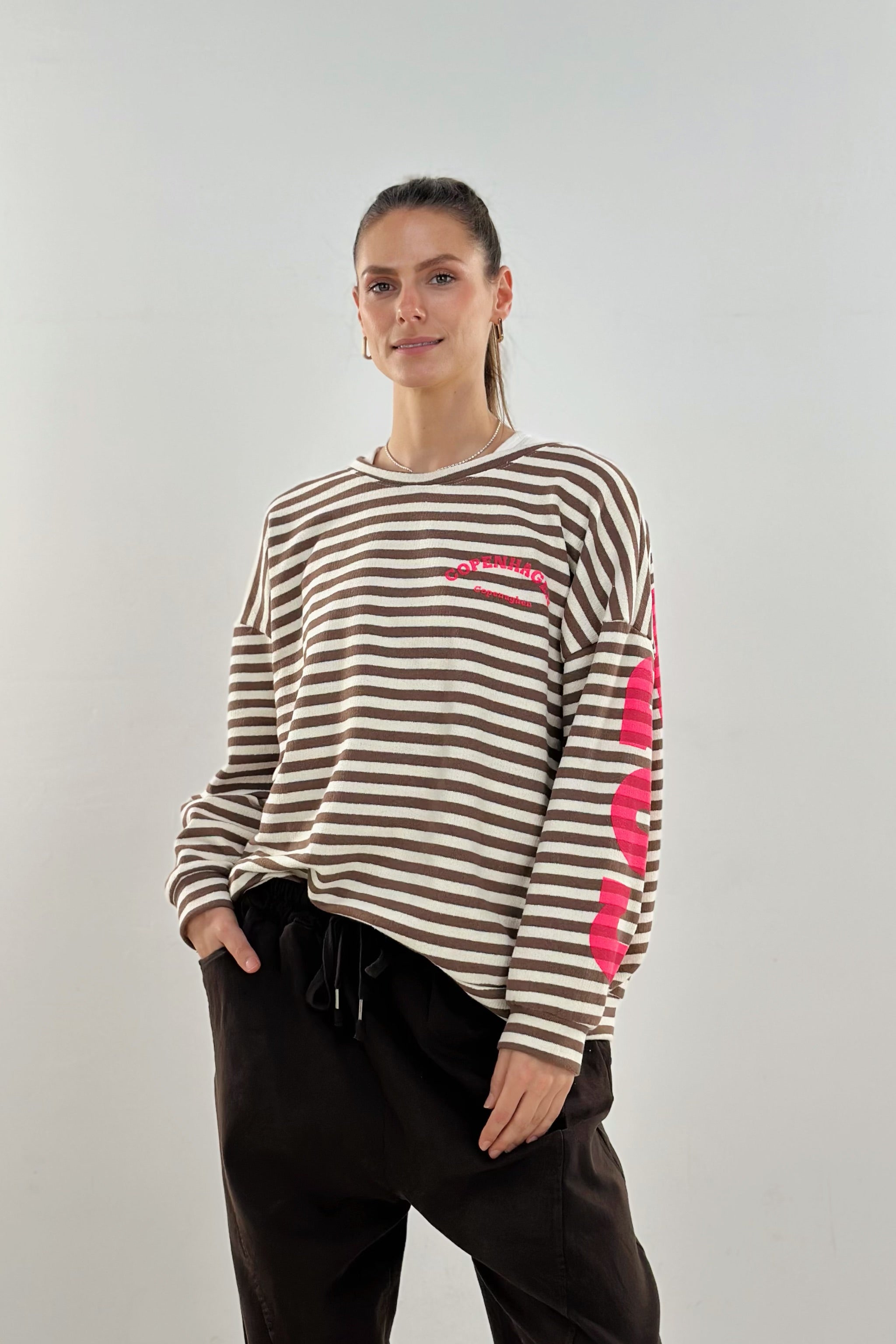 Geringeltes Sweaty mit Schriftzug, taupe-ecru-pink