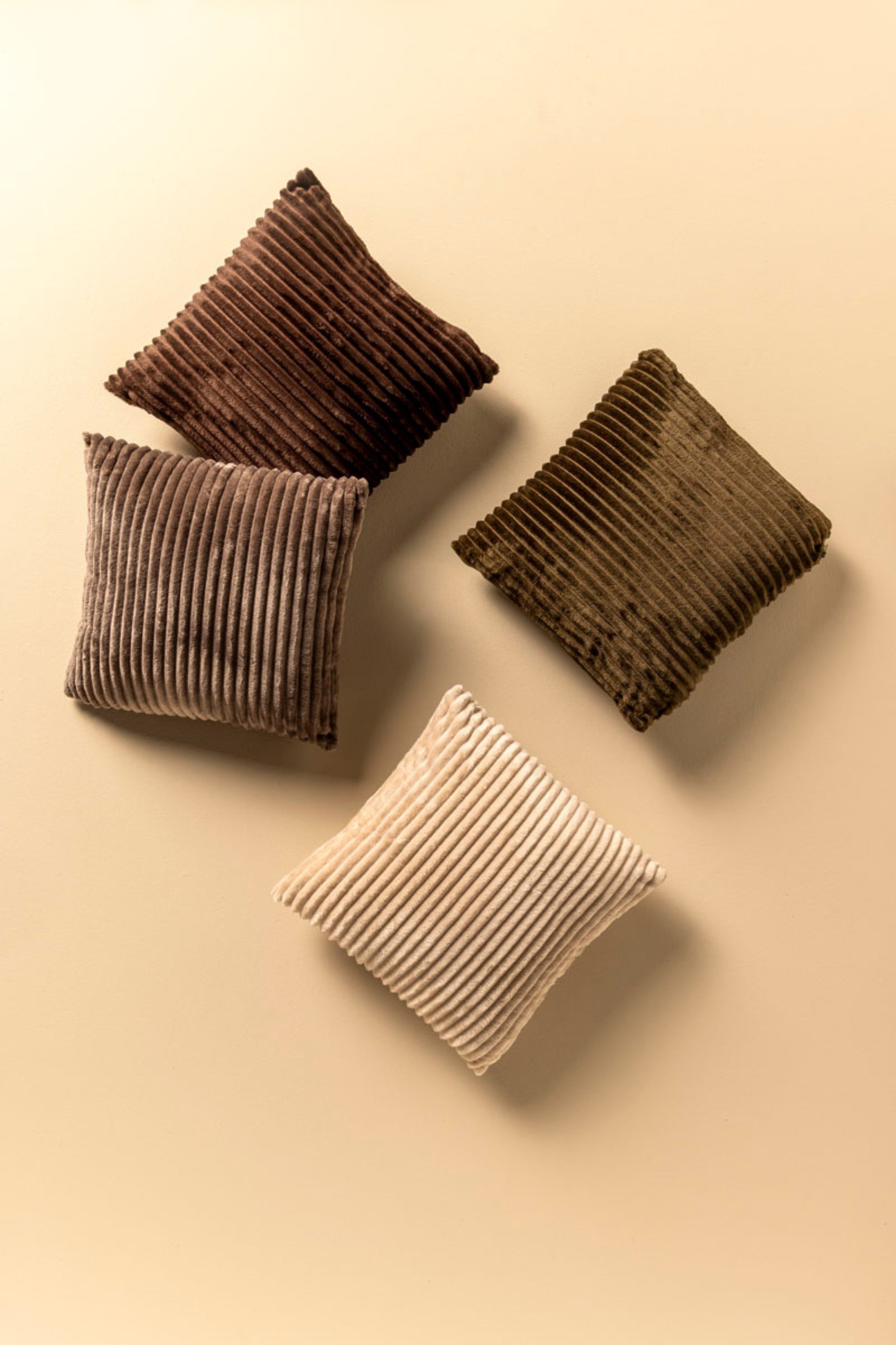 Kissen in gerippter Samt-Optik, braun von Trends & Lifestyle Deutschland GmbH