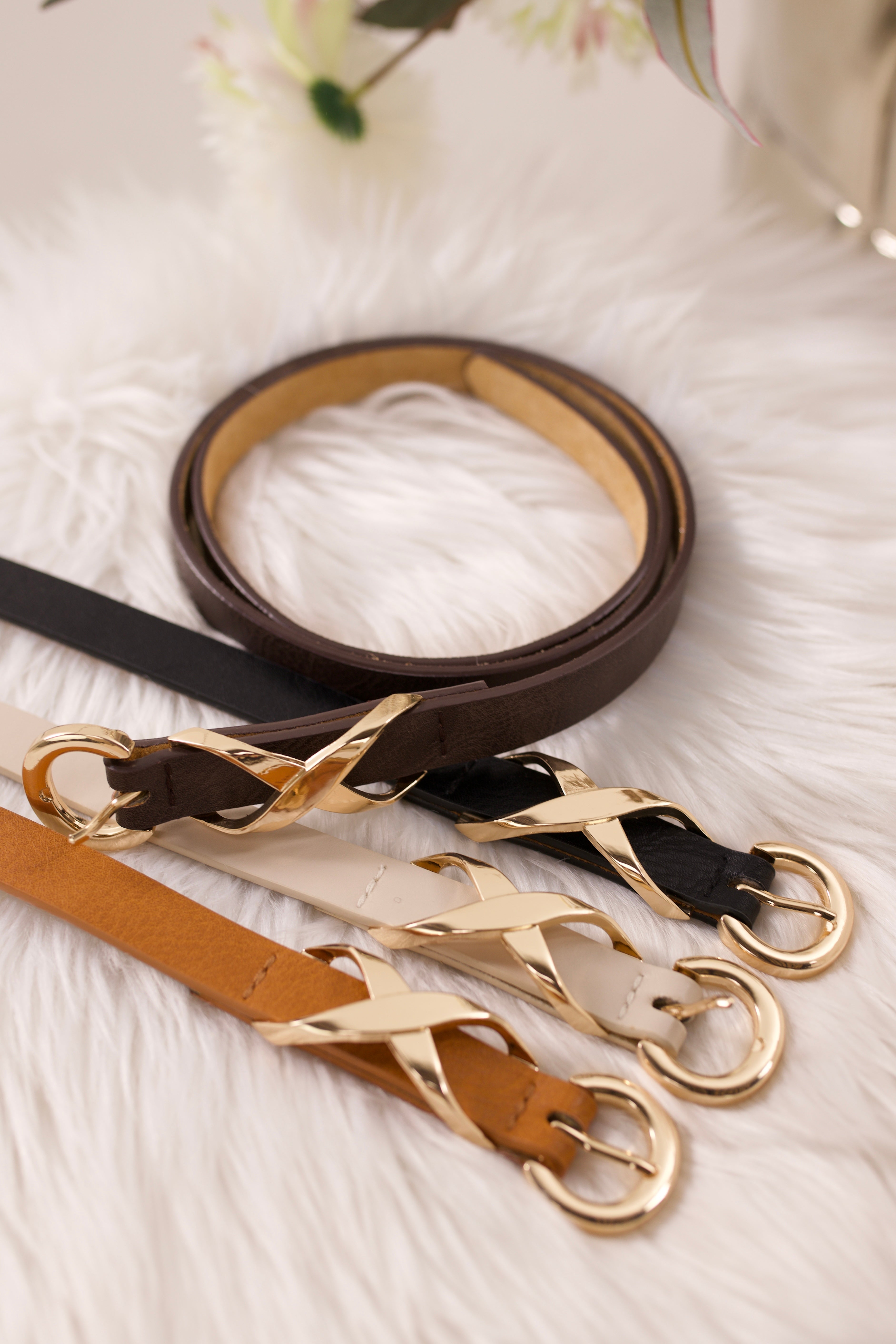 Schmaler Ledergürtel mit toller Schnalle, beige-gold