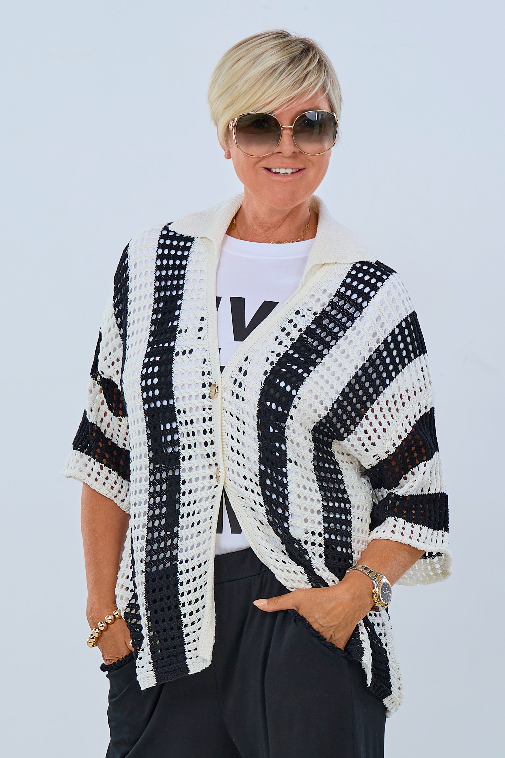 Kurzarm Cardigan mit Längsstreifen, schwarz-ecru