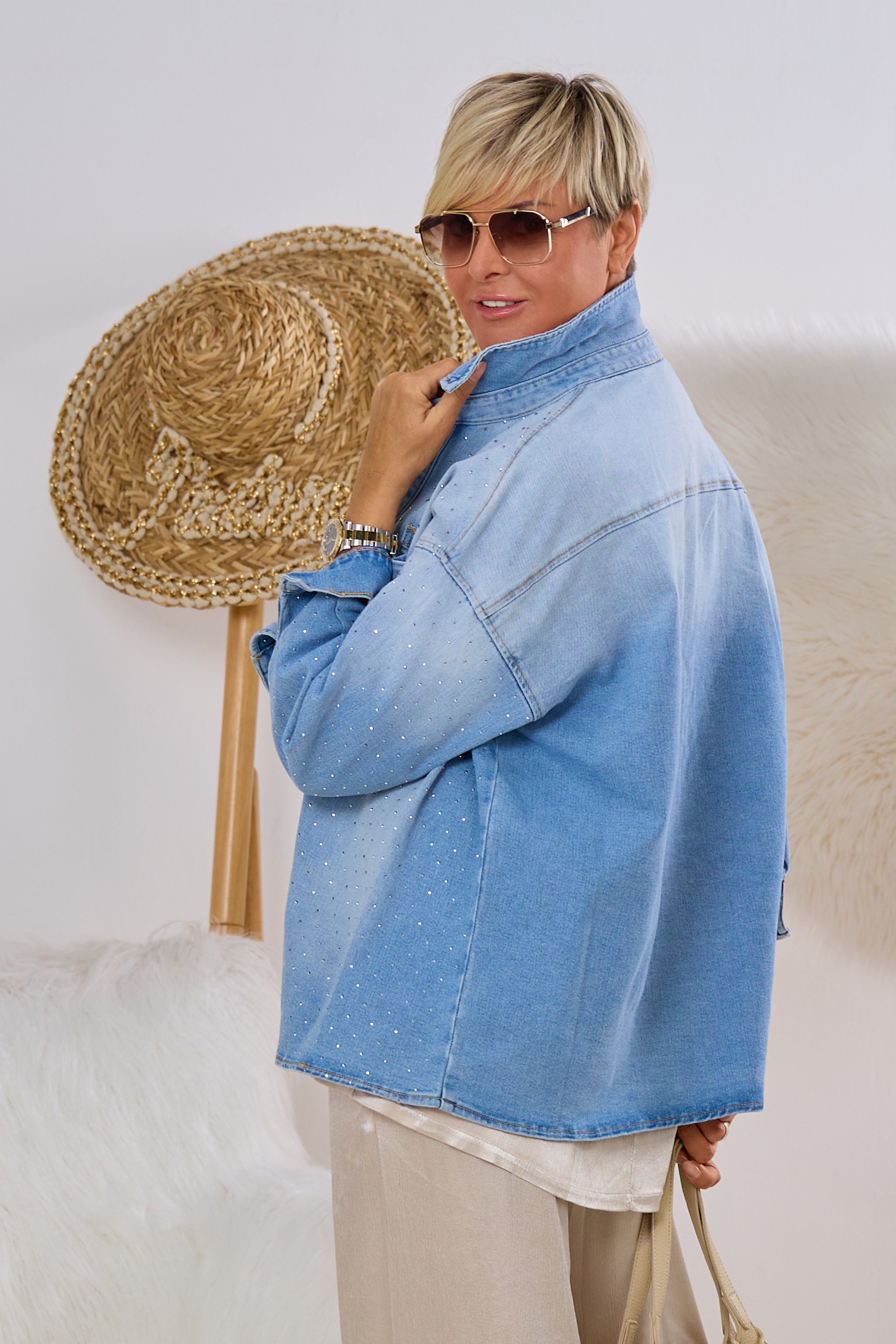 Jeanshemd mit Strasssteinchen, hell denim