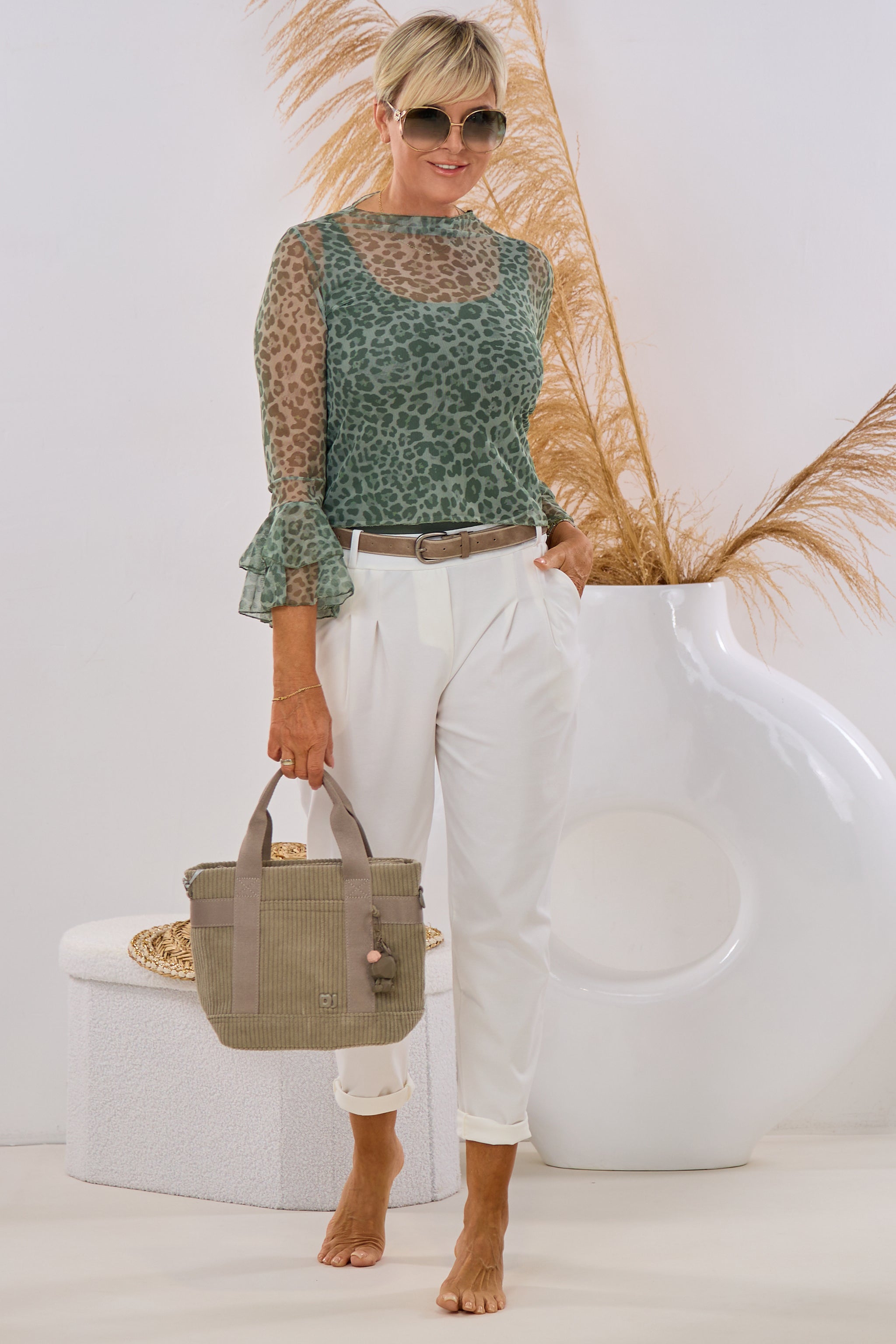 Hose mit Bundfalten und Gürtel, ecru